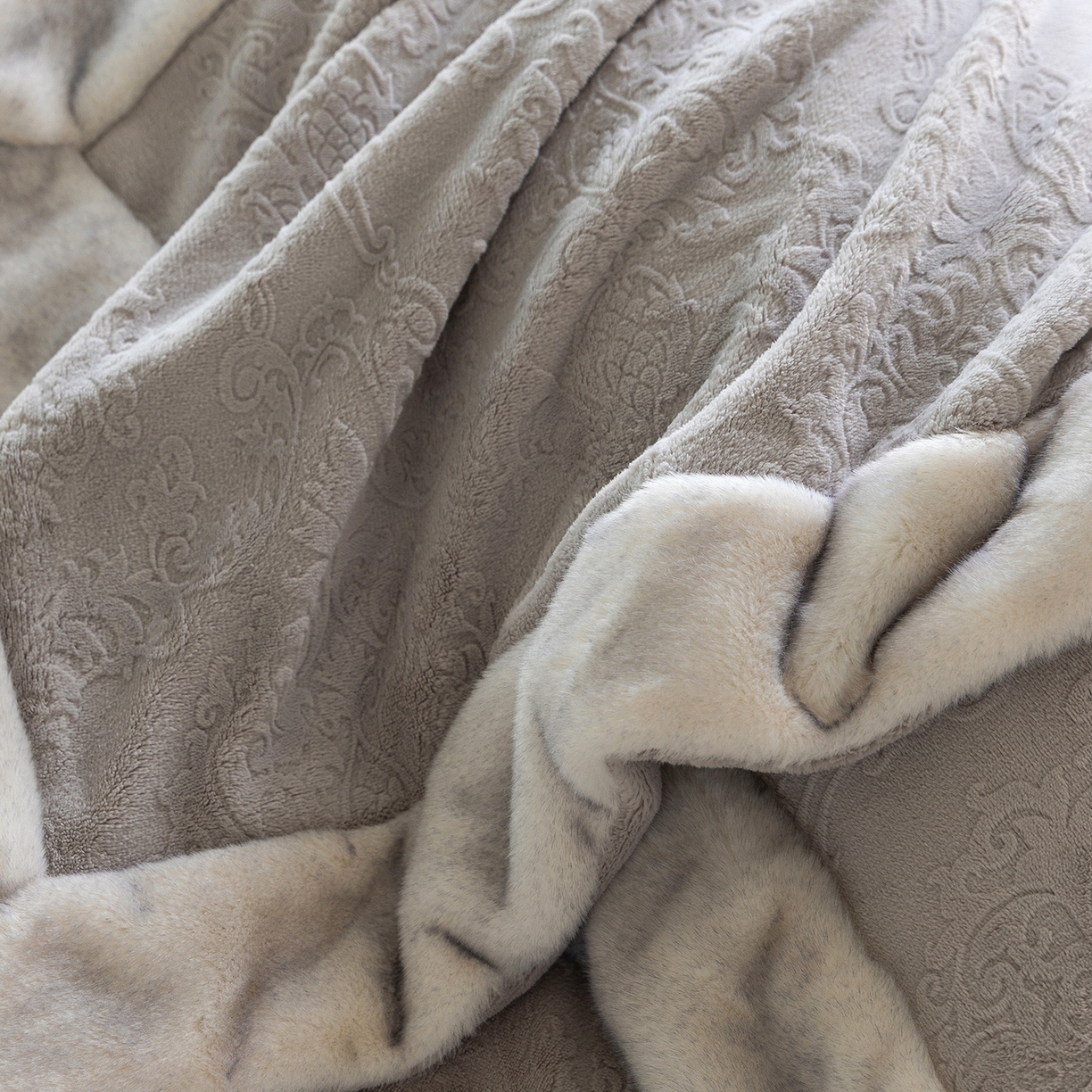 91家纺网 家纺一手货源 找家纺 佳汐蓝家纺 2025新款奶芙绒浮雕工艺四件套-雪春北集 控价：券后不低于458 雪春北集-灰色