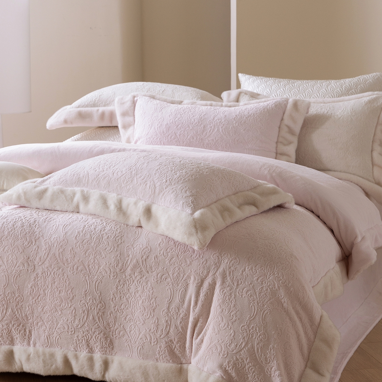 91家纺网 家纺一手货源 找家纺 佳汐蓝家纺 2025新款奶芙绒浮雕工艺四件套-雪春北集 控价：券后不低于458 雪春北集-粉色