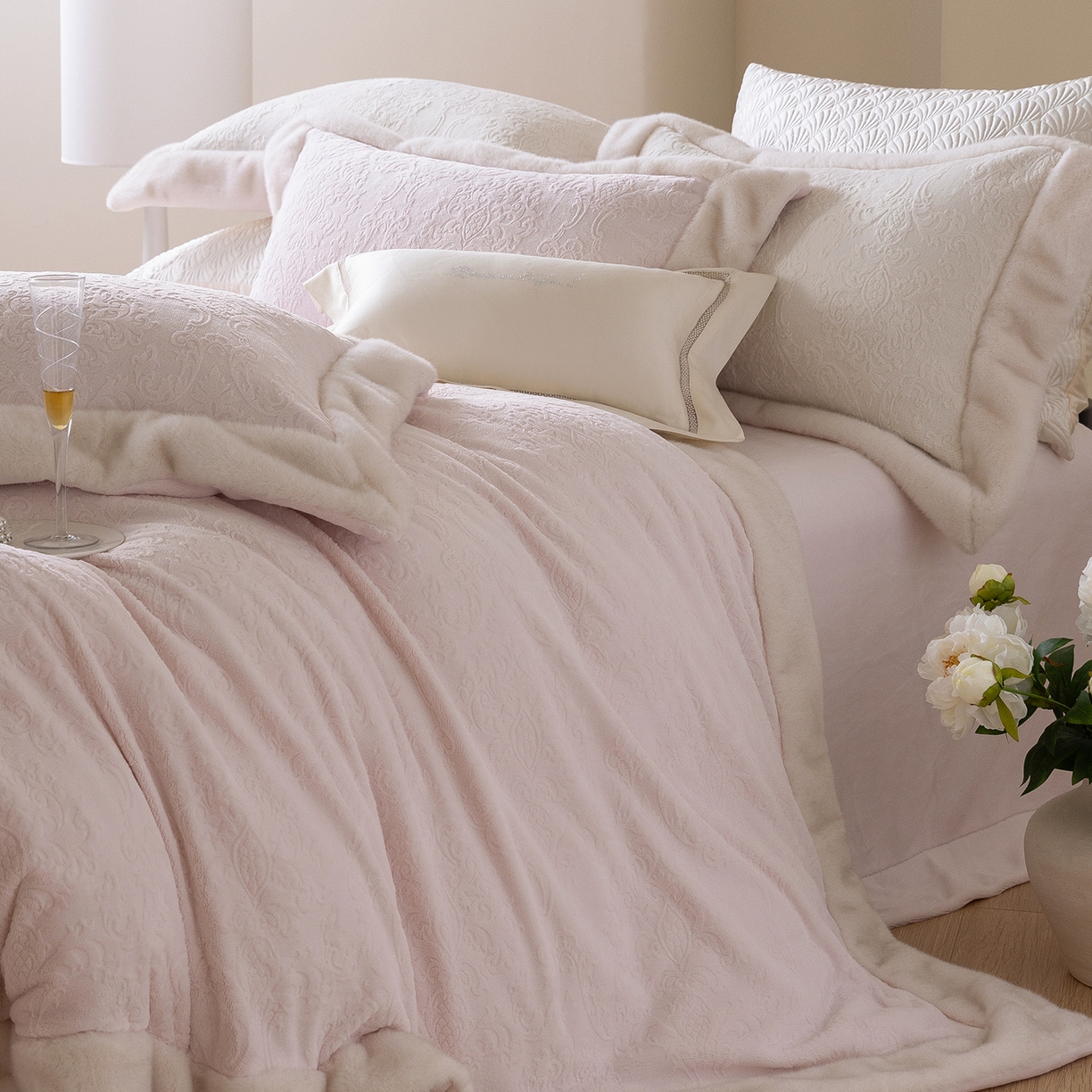 91家纺网 家纺一手货源 找家纺 佳汐蓝家纺 2025新款奶芙绒浮雕工艺四件套-雪春北集 控价：券后不低于458 雪春北集-粉色