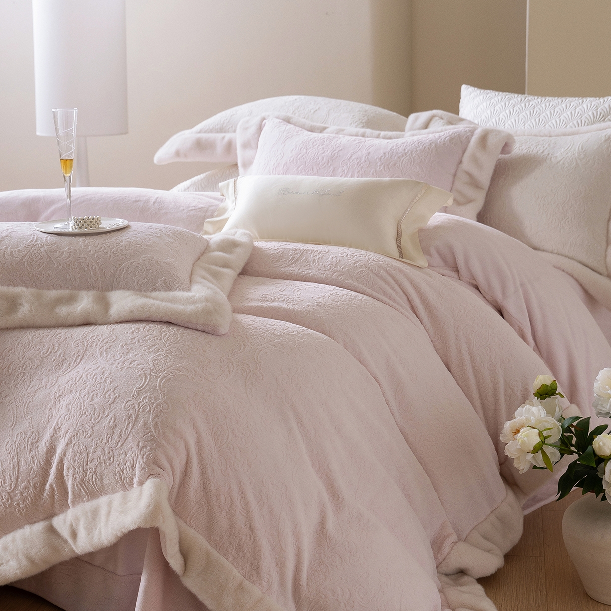 91家纺网 家纺一手货源 找家纺 佳汐蓝家纺 2025新款奶芙绒浮雕工艺四件套-雪春北集 控价：券后不低于458 雪春北集-粉色