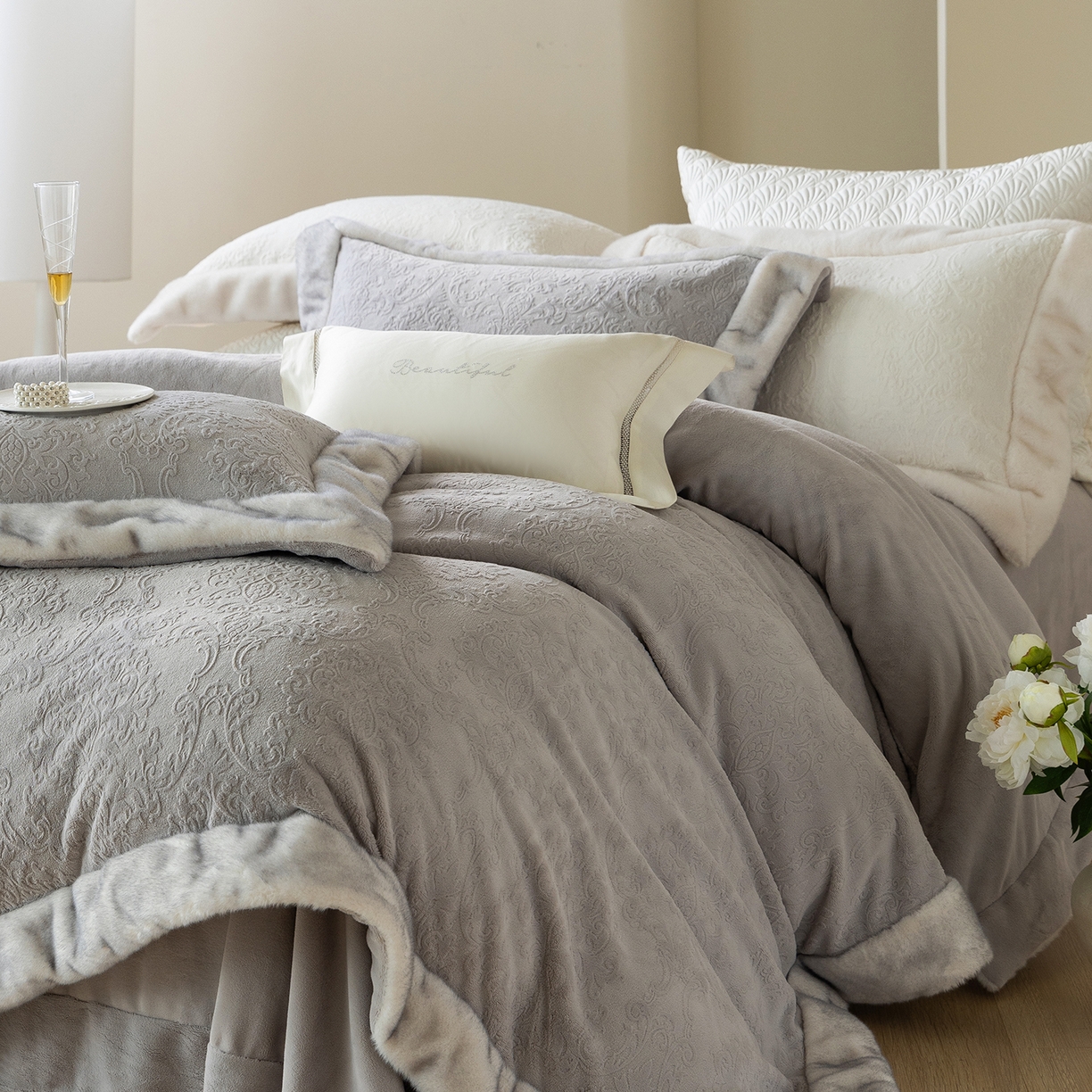 91家纺网 家纺一手货源 找家纺 佳汐蓝家纺 2025新款奶芙绒浮雕工艺四件套-雪春北集 控价：券后不低于458 雪春北集-灰色