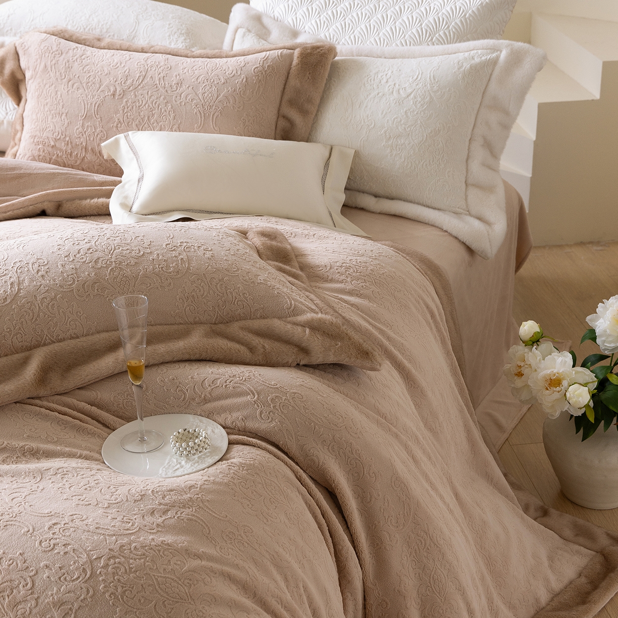 91家纺网 家纺一手货源 找家纺 佳汐蓝家纺 2025新款奶芙绒浮雕工艺四件套-雪春北集 控价：券后不低于458 雪春北集-咖色