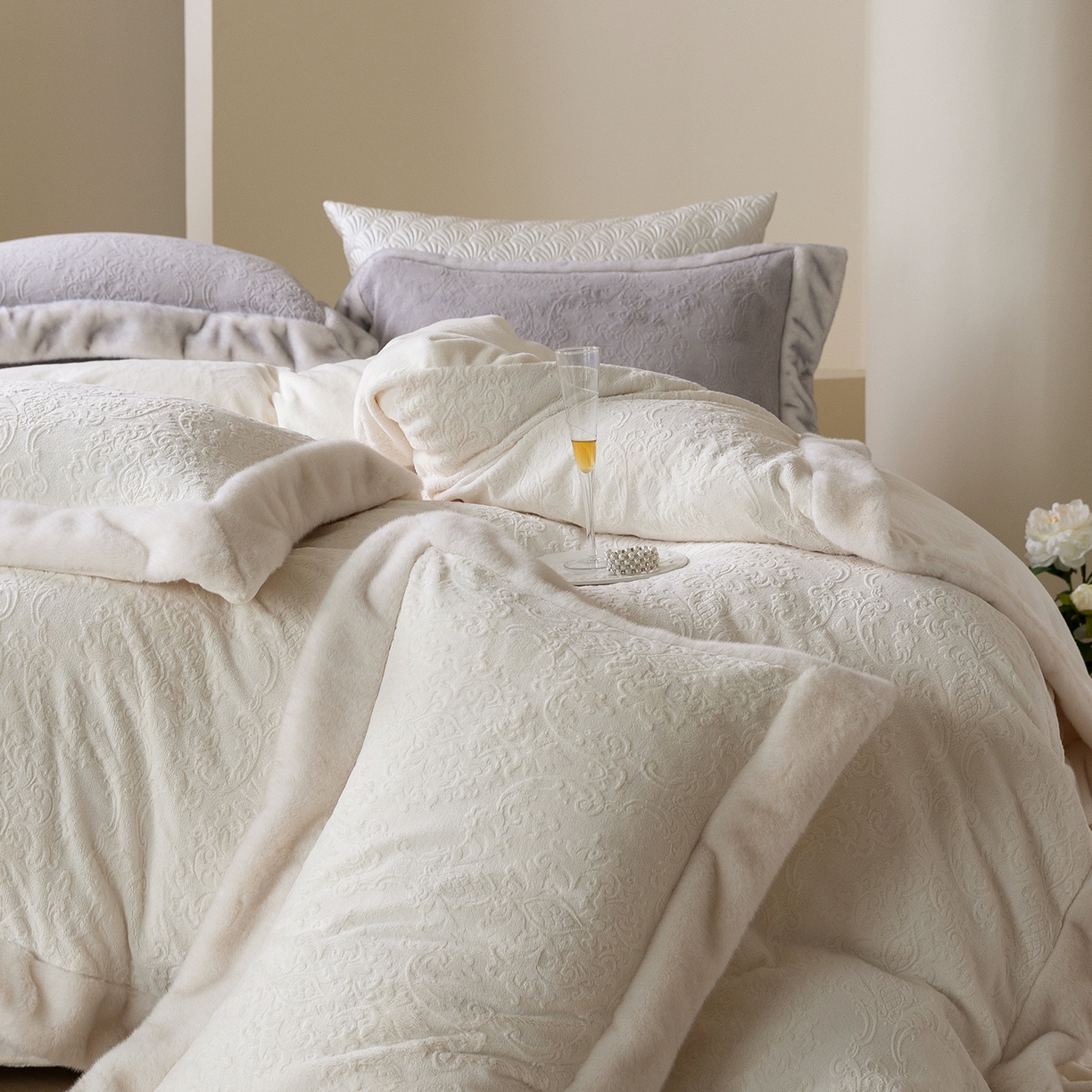 91家纺网 家纺一手货源 找家纺 佳汐蓝家纺 2025新款奶芙绒浮雕工艺四件套-雪春北集 控价：券后不低于458 雪春北集-白色