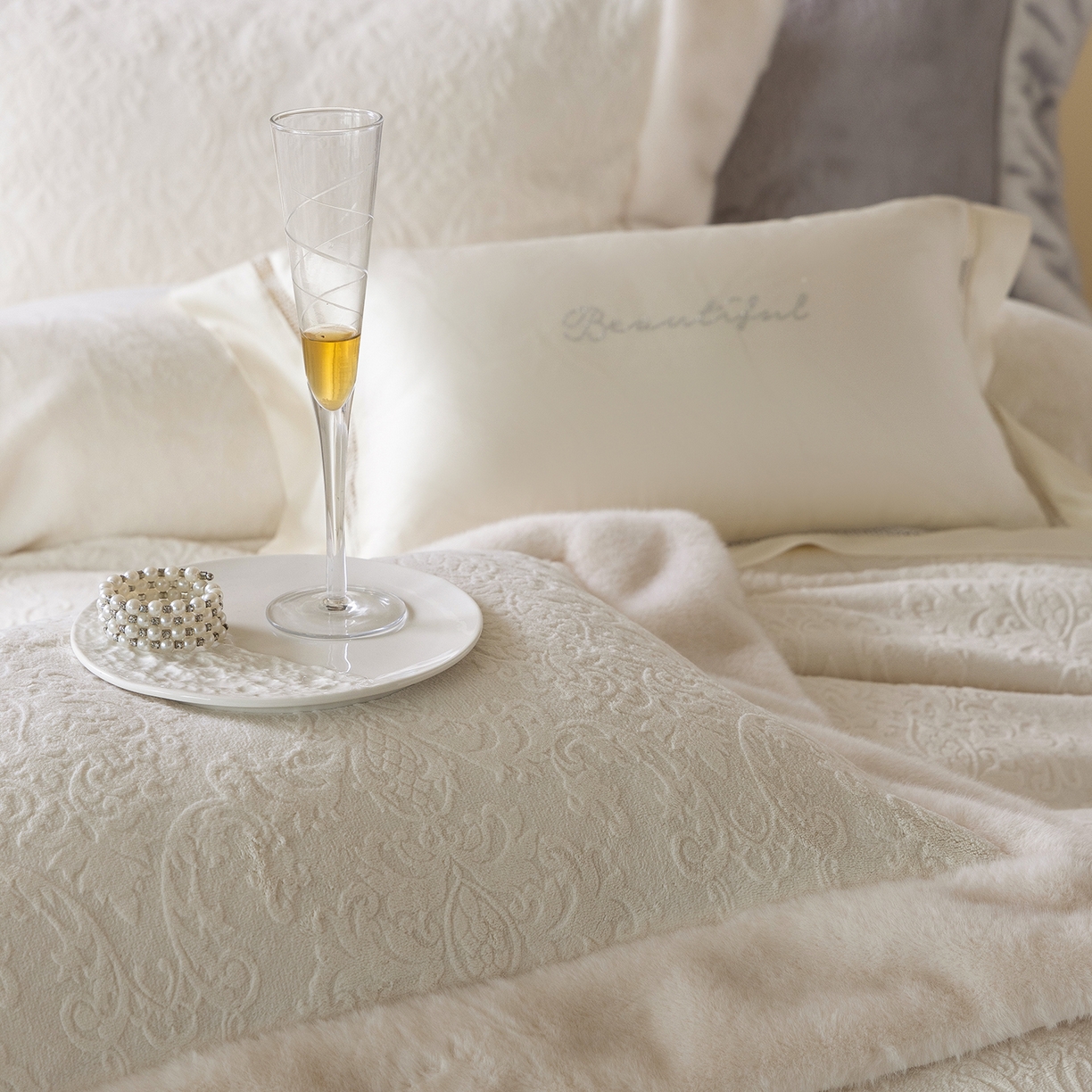 91家纺网 家纺一手货源 找家纺 （总）佳汐蓝家纺 2025新款奶芙绒浮雕工艺四件套-雪春北集 控价：券后不低于458