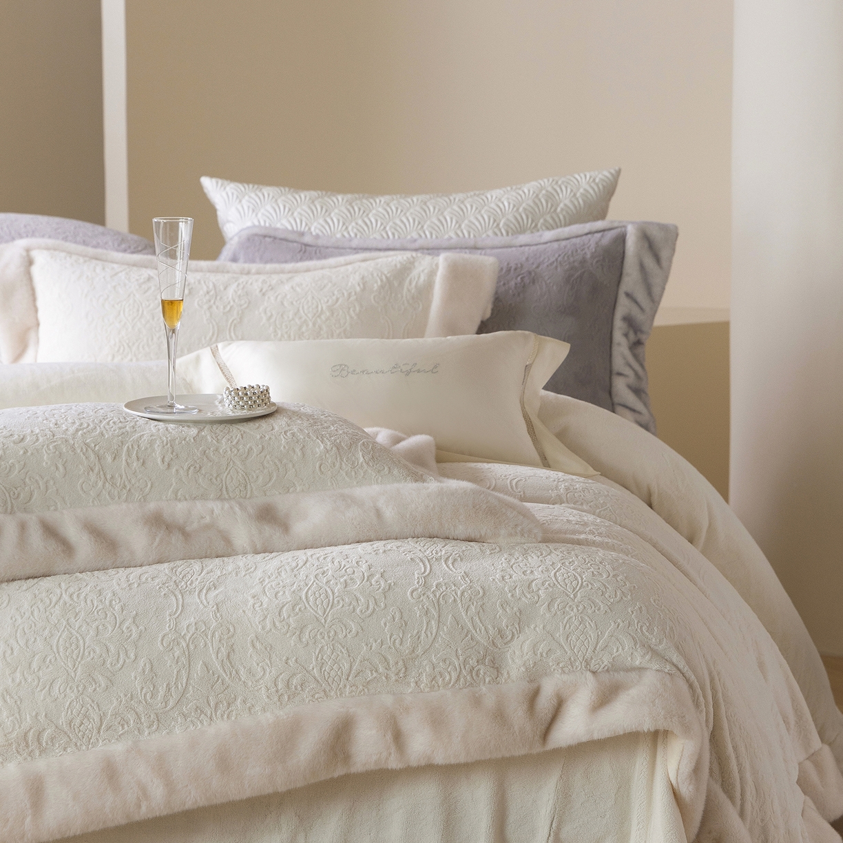 91家纺网 家纺一手货源 找家纺 佳汐蓝家纺 2025新款奶芙绒浮雕工艺四件套-雪春北集 控价：券后不低于458 雪春北集-白色