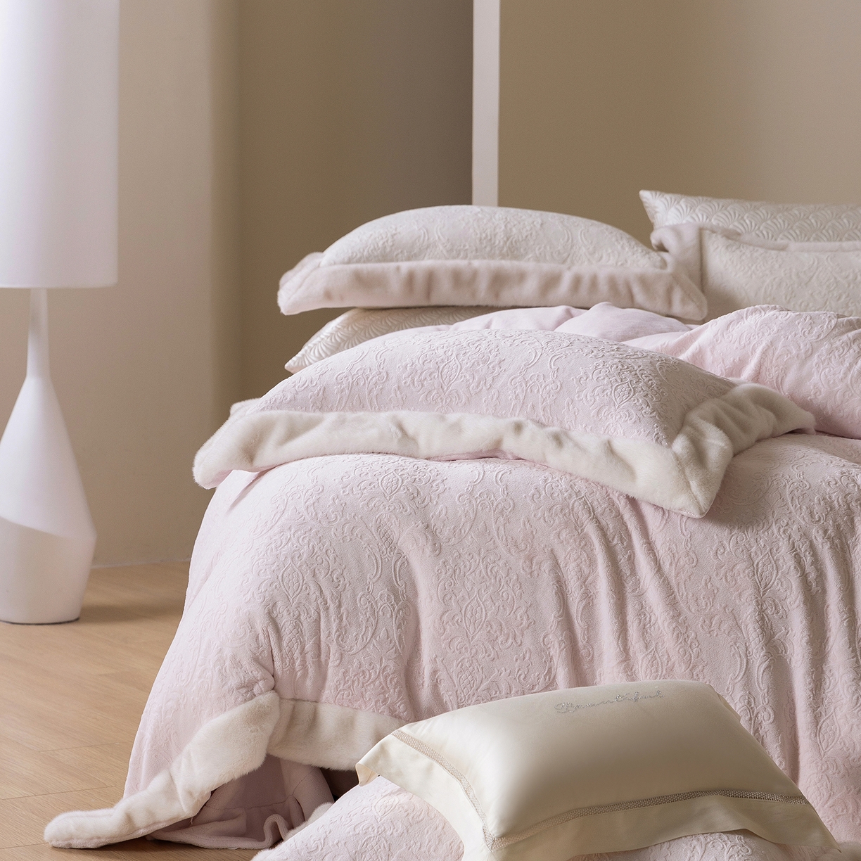 91家纺网 家纺一手货源 找家纺 佳汐蓝家纺 2025新款奶芙绒浮雕工艺四件套-雪春北集 控价：券后不低于458 雪春北集-粉色