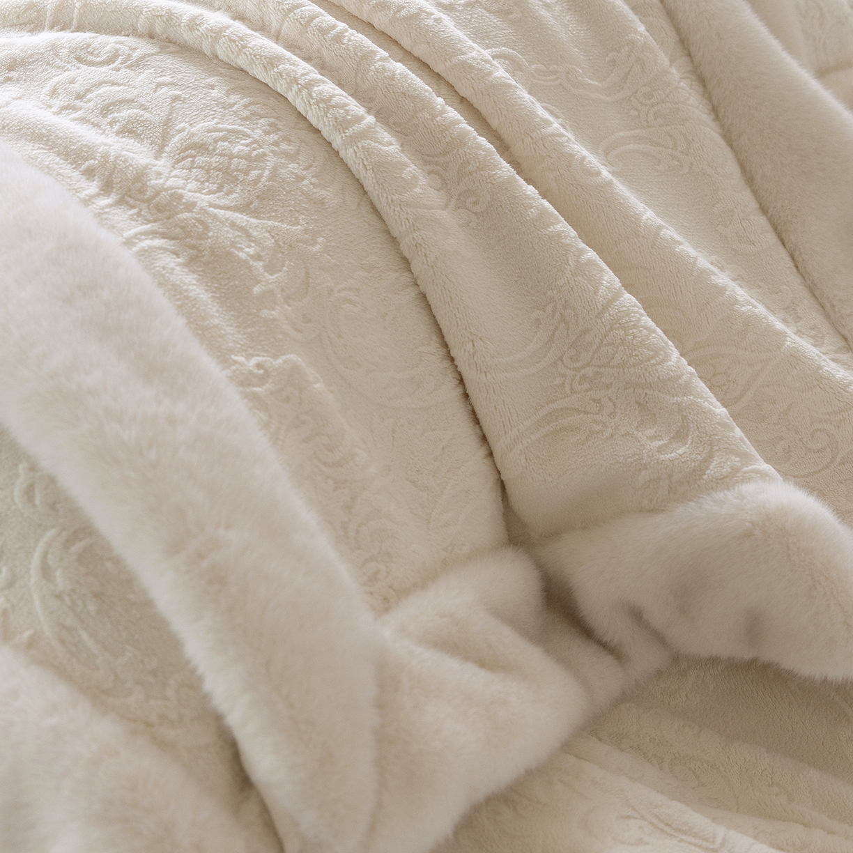 91家纺网 家纺一手货源 找家纺 佳汐蓝家纺 2025新款奶芙绒浮雕工艺四件套-雪春北集 控价：券后不低于458 雪春北集-白色