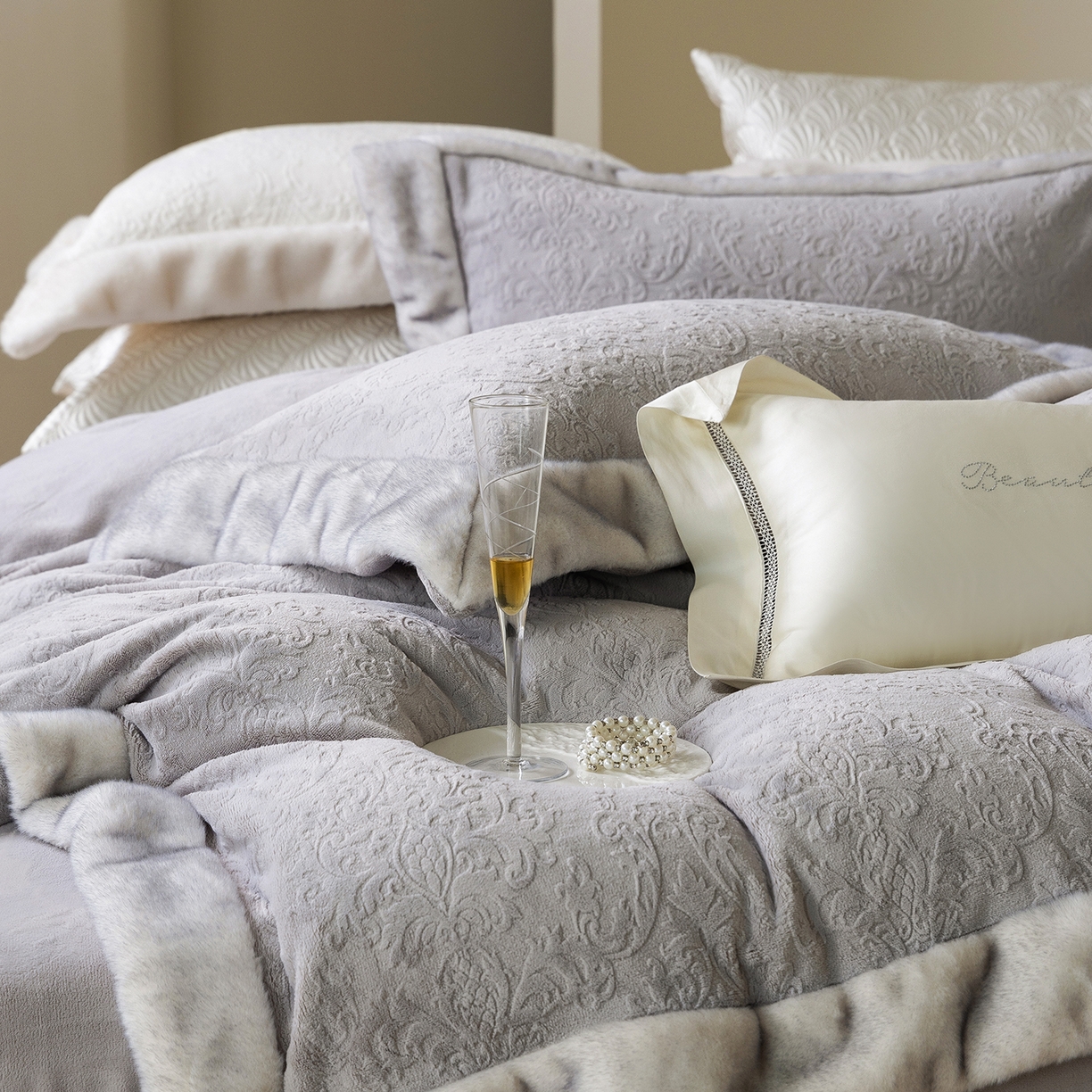 91家纺网 家纺一手货源 找家纺 佳汐蓝家纺 2025新款奶芙绒浮雕工艺四件套-雪春北集 控价：券后不低于458 雪春北集-灰色