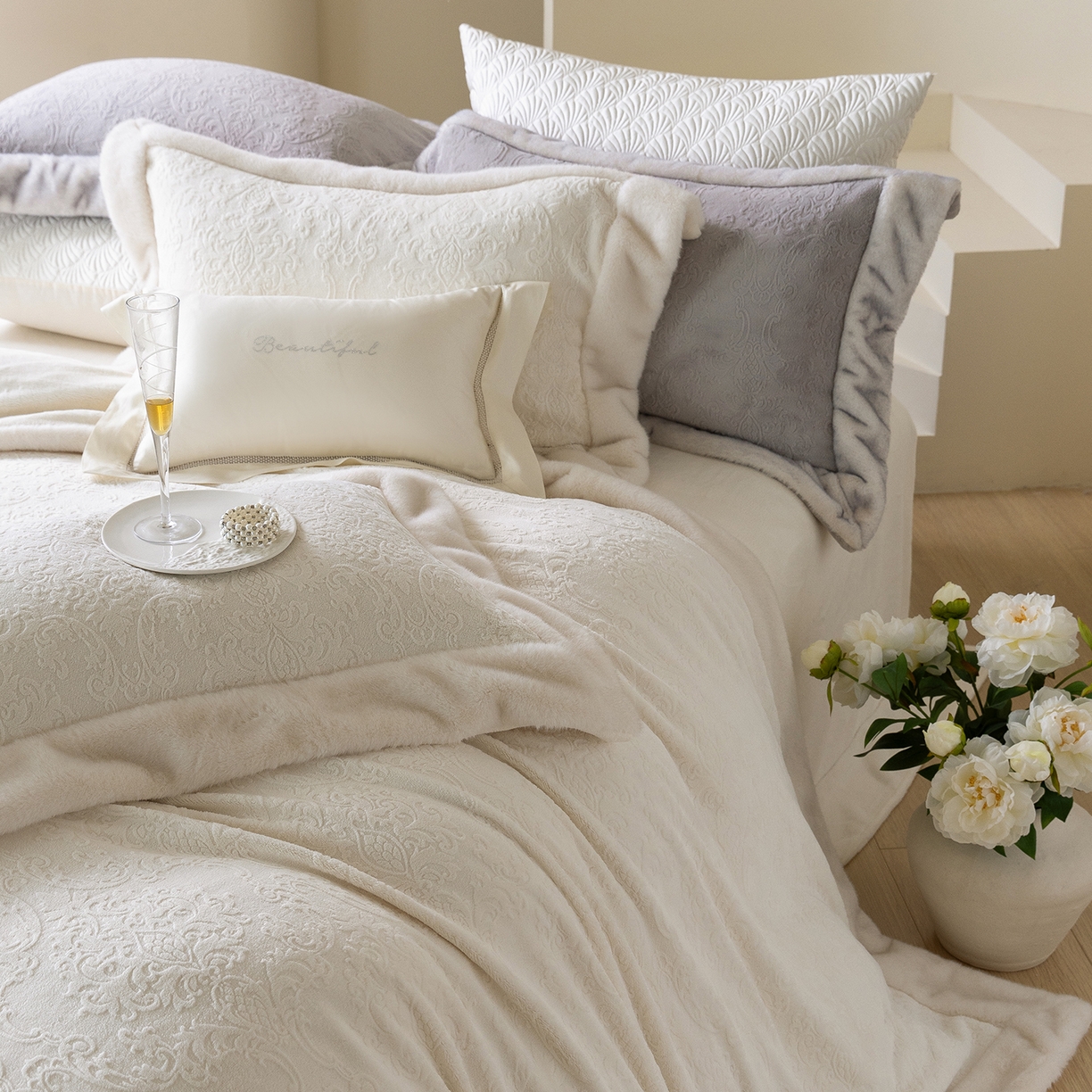 91家纺网 家纺一手货源 找家纺 佳汐蓝家纺 2025新款奶芙绒浮雕工艺四件套-雪春北集 控价：券后不低于458 雪春北集-白色