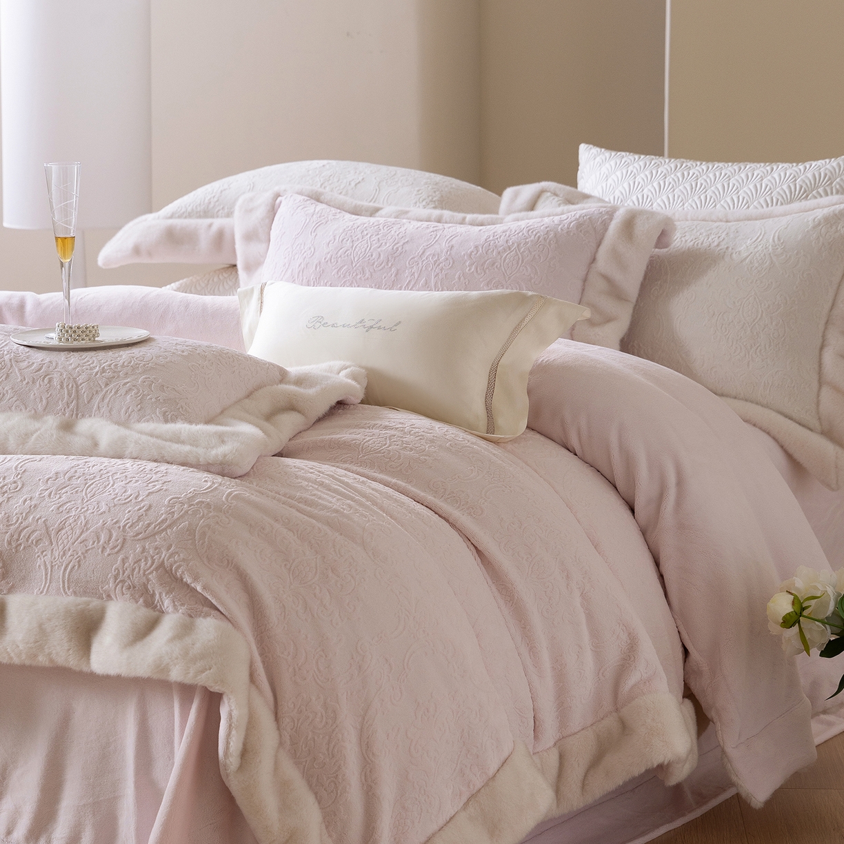 91家纺网 家纺一手货源 找家纺 佳汐蓝家纺 2025新款奶芙绒浮雕工艺四件套-雪春北集 控价：券后不低于458 雪春北集-粉色