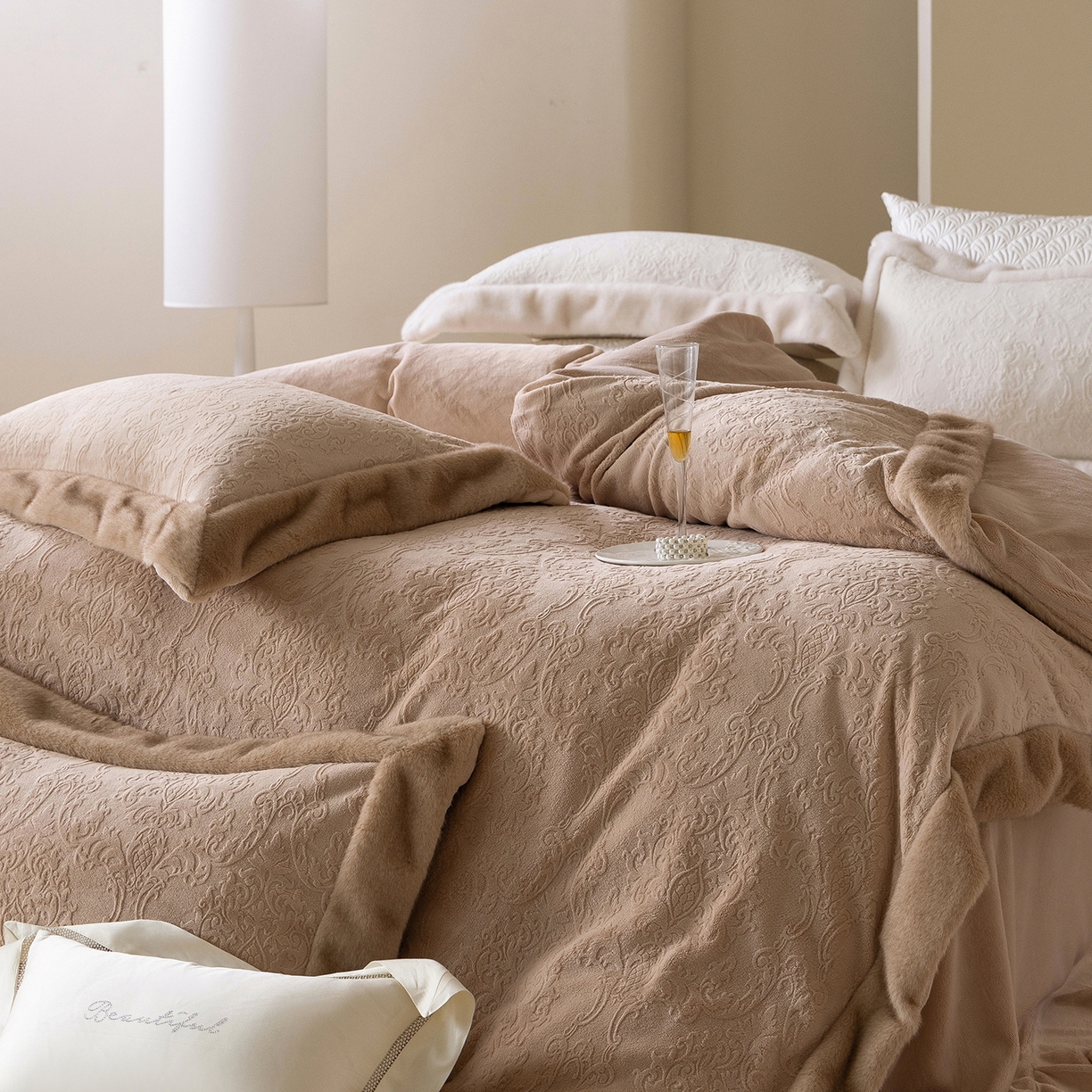 91家纺网 家纺一手货源 找家纺 佳汐蓝家纺 2025新款奶芙绒浮雕工艺四件套-雪春北集 控价：券后不低于458 雪春北集-咖色