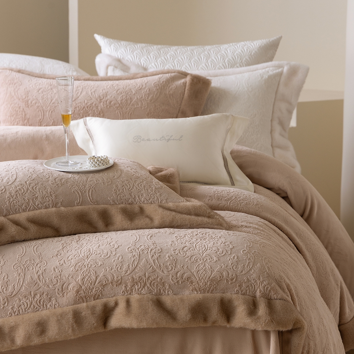 91家纺网 家纺一手货源 找家纺 佳汐蓝家纺 2025新款奶芙绒浮雕工艺四件套-雪春北集 控价：券后不低于458 雪春北集-咖色