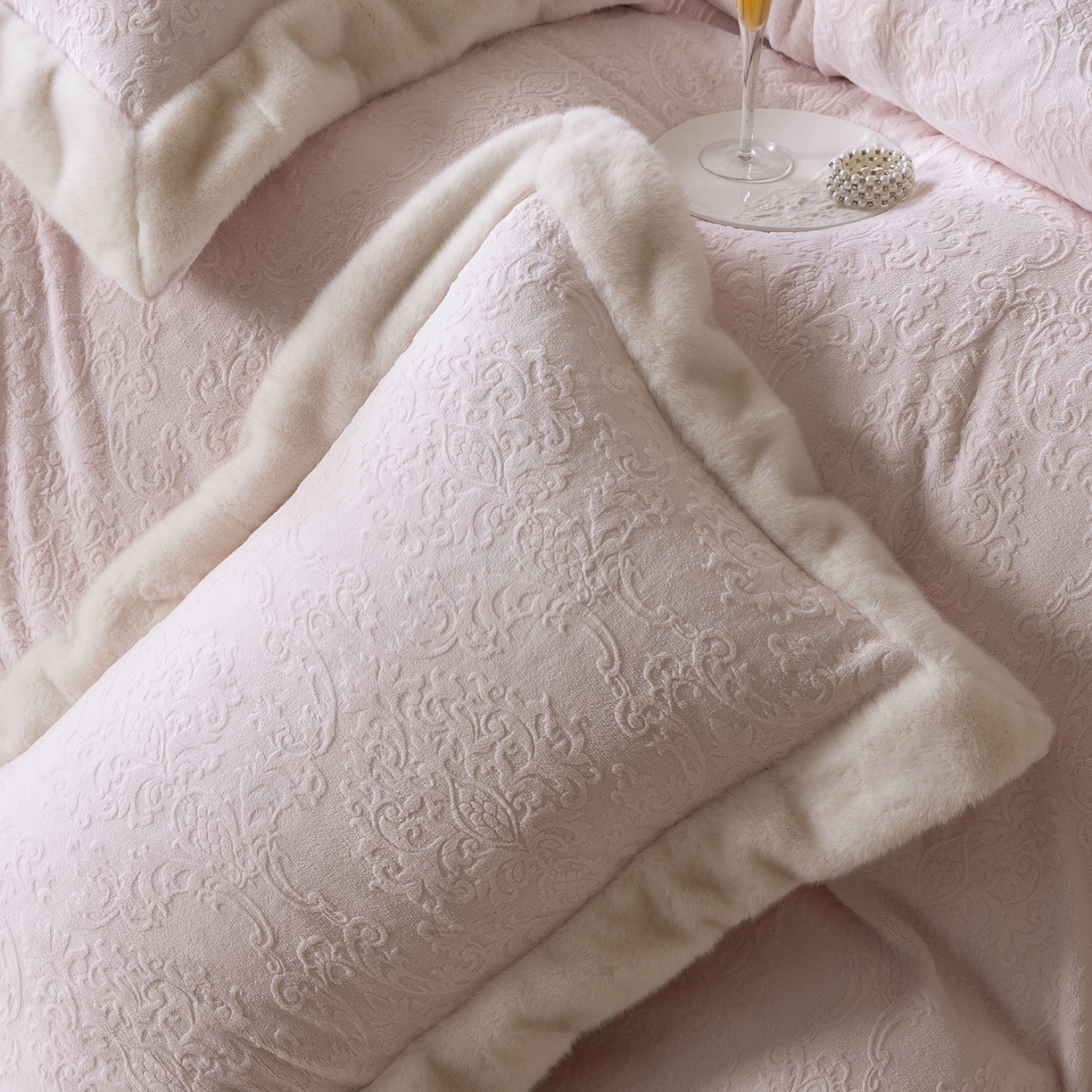 91家纺网 家纺一手货源 找家纺 佳汐蓝家纺 2025新款奶芙绒浮雕工艺四件套-雪春北集 控价：券后不低于458 雪春北集-粉色