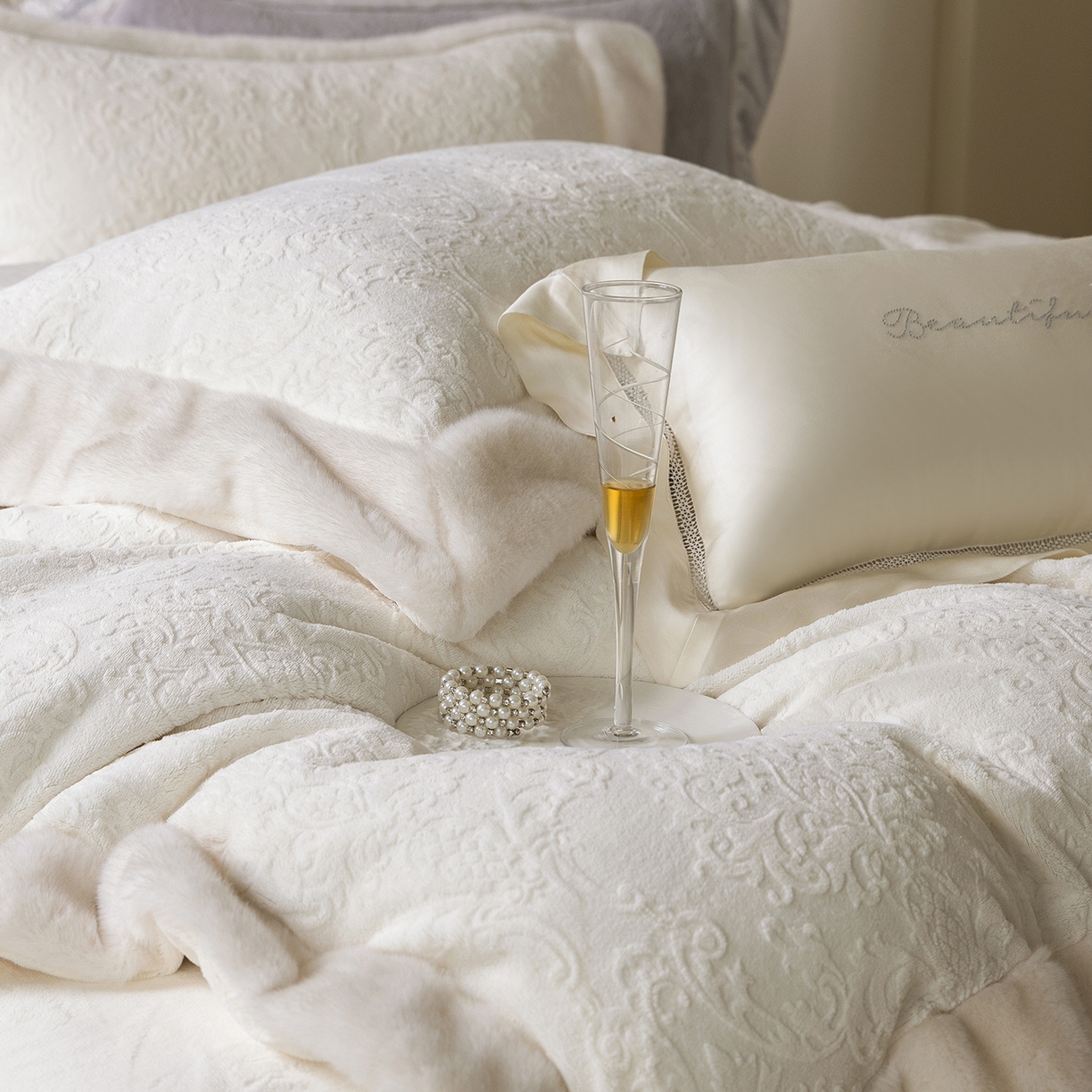 91家纺网 家纺一手货源 找家纺 （总）佳汐蓝家纺 2025新款奶芙绒浮雕工艺四件套-雪春北集 控价：券后不低于458