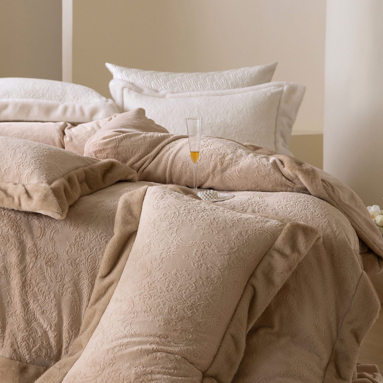 91家纺网 家纺一手货源 找家纺 佳汐蓝家纺 2025新款奶芙绒浮雕工艺四件套-雪春北集 控价：券后不低于458 雪春北集-咖色