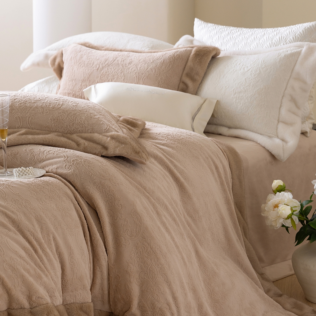 91家纺网 家纺一手货源 找家纺 佳汐蓝家纺 2025新款奶芙绒浮雕工艺四件套-雪春北集 控价：券后不低于458 雪春北集-咖色