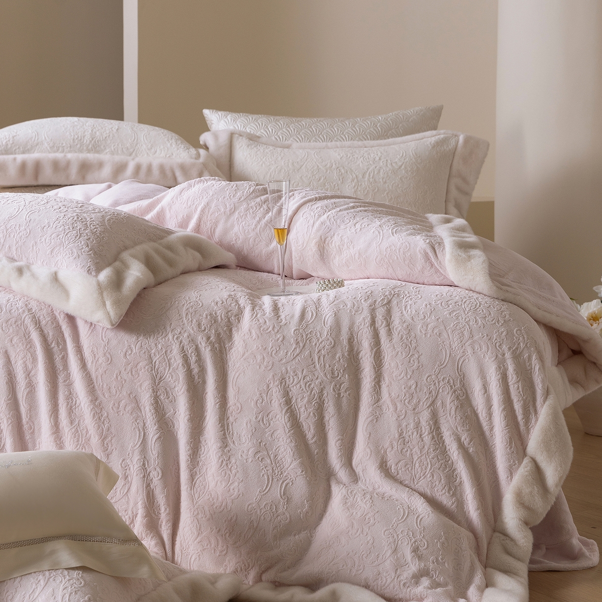 91家纺网 家纺一手货源 找家纺 佳汐蓝家纺 2025新款奶芙绒浮雕工艺四件套-雪春北集 控价：券后不低于458 雪春北集-粉色