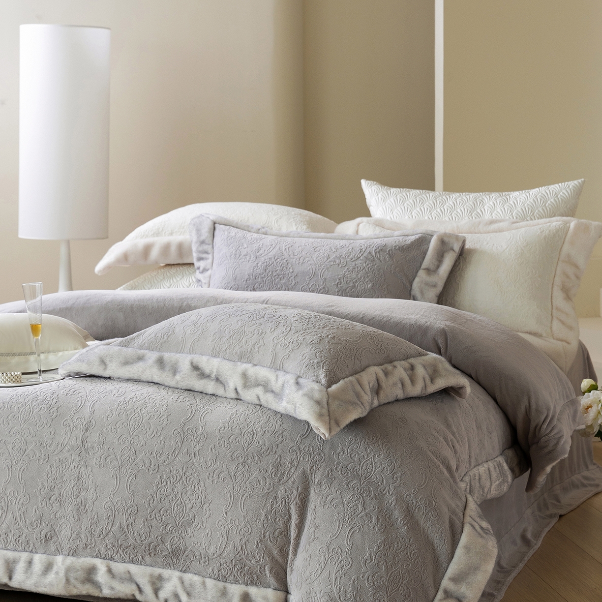 91家纺网 家纺一手货源 找家纺 佳汐蓝家纺 2025新款奶芙绒浮雕工艺四件套-雪春北集 控价：券后不低于458 雪春北集-灰色