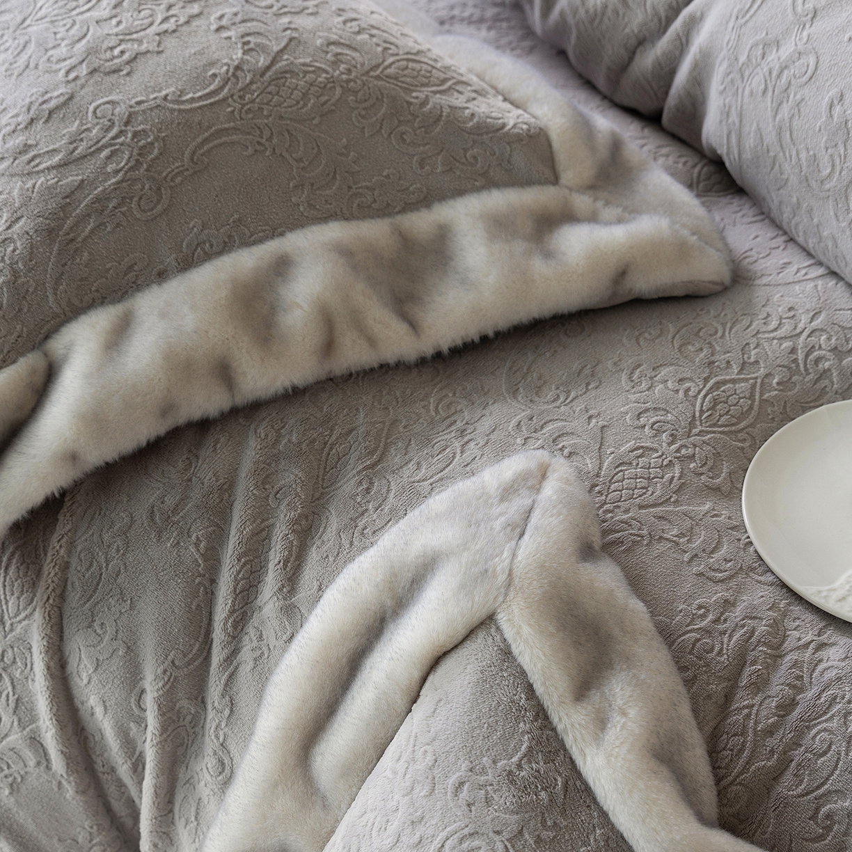 91家纺网 家纺一手货源 找家纺 佳汐蓝家纺 2025新款奶芙绒浮雕工艺四件套-雪春北集 控价：券后不低于458 雪春北集-灰色