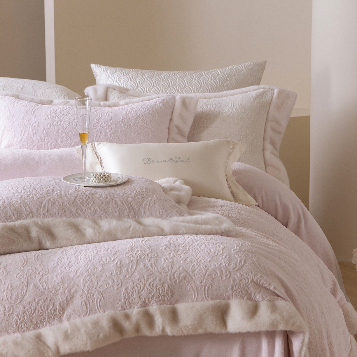 91家纺网 家纺一手货源 找家纺 佳汐蓝家纺 2025新款奶芙绒浮雕工艺四件套-雪春北集 控价：券后不低于458 雪春北集-粉色