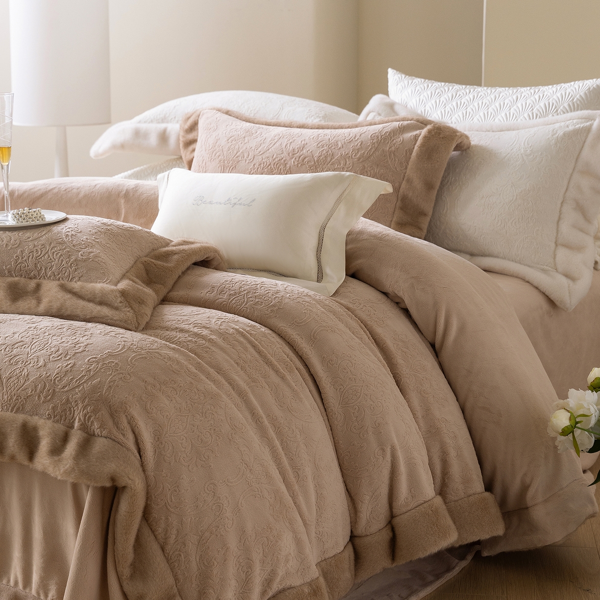 91家纺网 家纺一手货源 找家纺 佳汐蓝家纺 2025新款奶芙绒浮雕工艺四件套-雪春北集 控价：券后不低于458 雪春北集-咖色