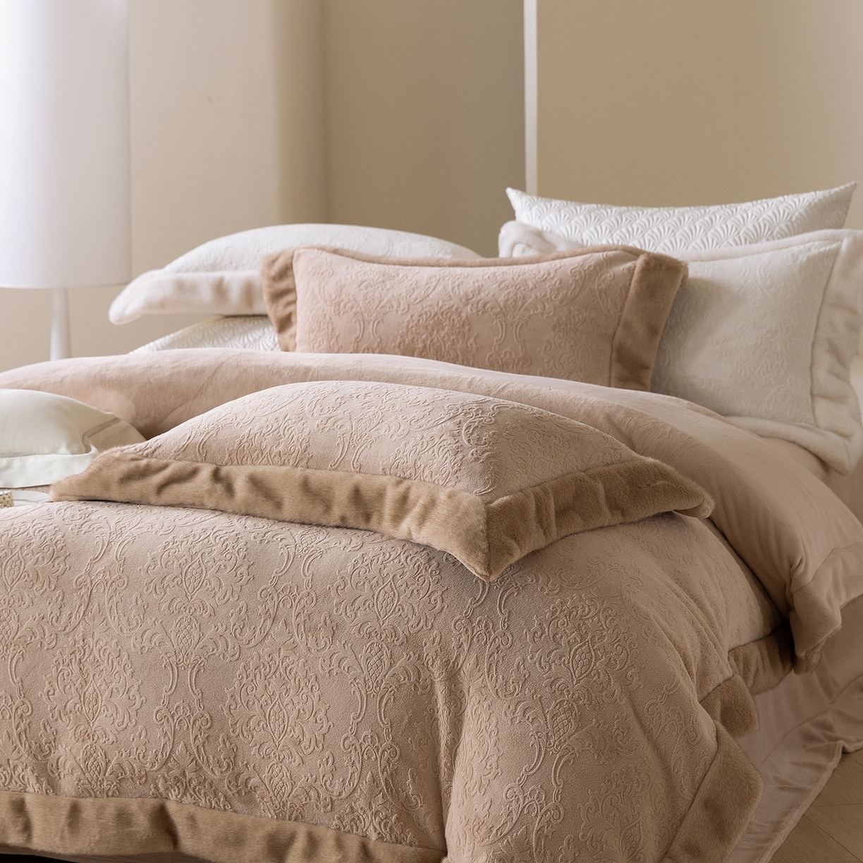 91家纺网 家纺一手货源 找家纺 佳汐蓝家纺 2025新款奶芙绒浮雕工艺四件套-雪春北集 控价：券后不低于458 雪春北集-咖色