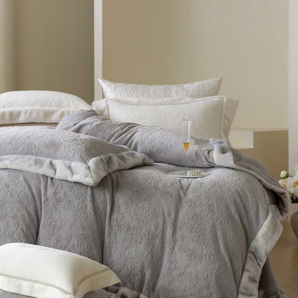 91家纺网 家纺一手货源 找家纺 佳汐蓝家纺 2025新款奶芙绒浮雕工艺四件套-雪春北集 控价：券后不低于458 雪春北集-灰色