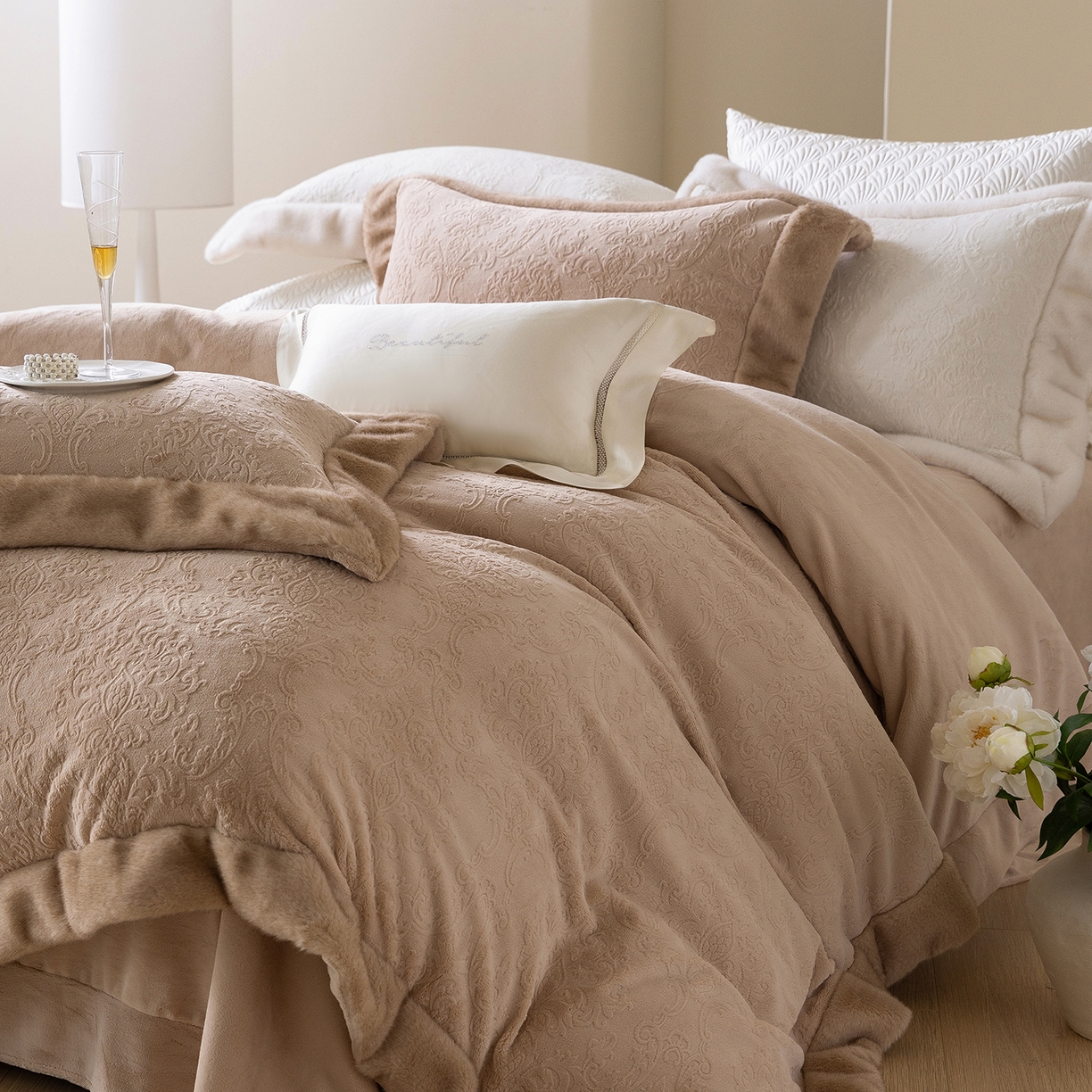 91家纺网 家纺一手货源 找家纺 佳汐蓝家纺 2025新款奶芙绒浮雕工艺四件套-雪春北集 控价：券后不低于458 雪春北集-咖色