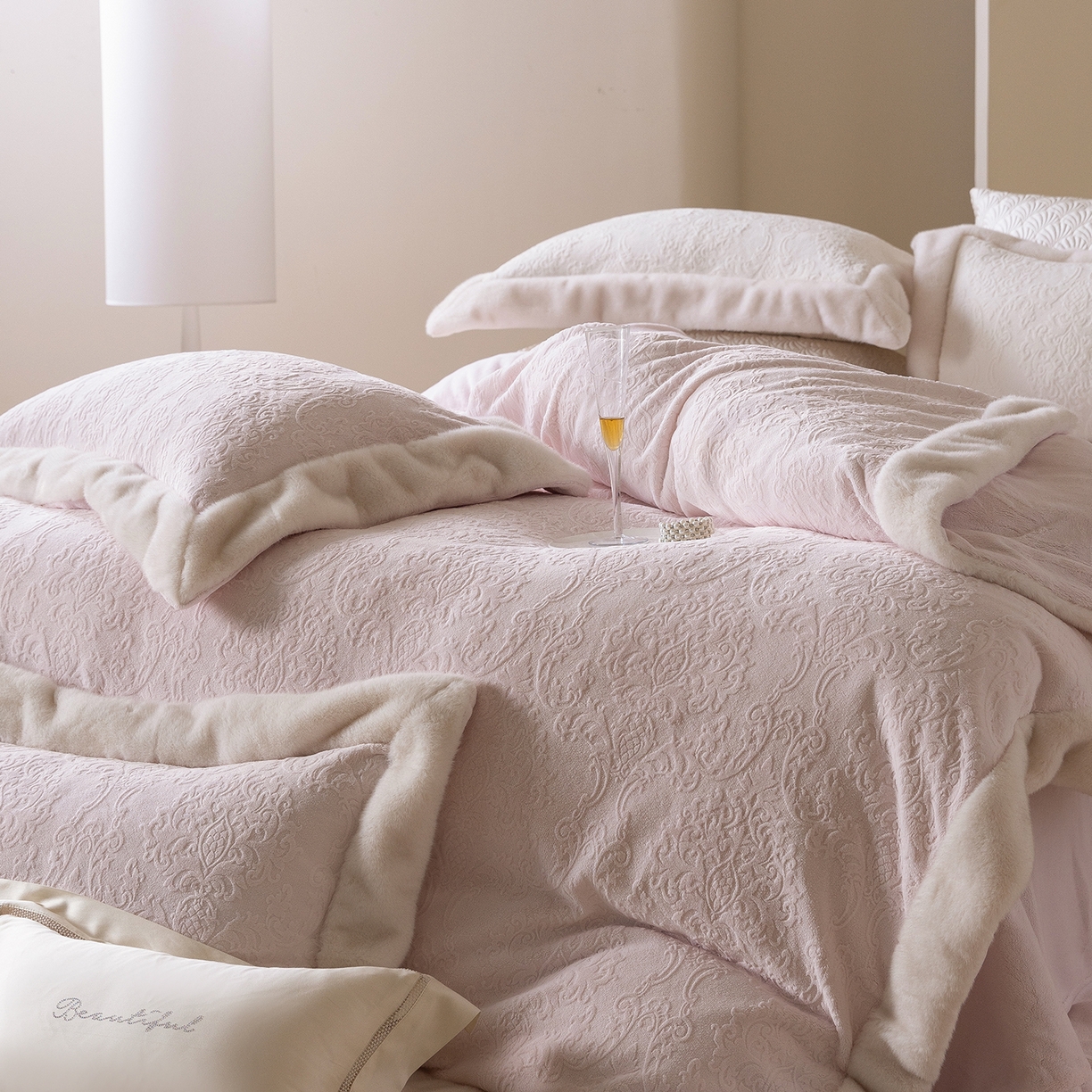 91家纺网 家纺一手货源 找家纺 佳汐蓝家纺 2025新款奶芙绒浮雕工艺四件套-雪春北集 控价：券后不低于458 雪春北集-粉色