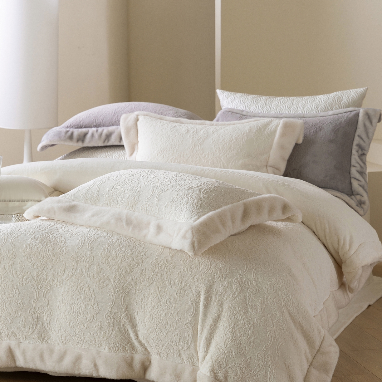 91家纺网 家纺一手货源 找家纺 佳汐蓝家纺 2025新款奶芙绒浮雕工艺四件套-雪春北集 控价：券后不低于458 雪春北集-白色