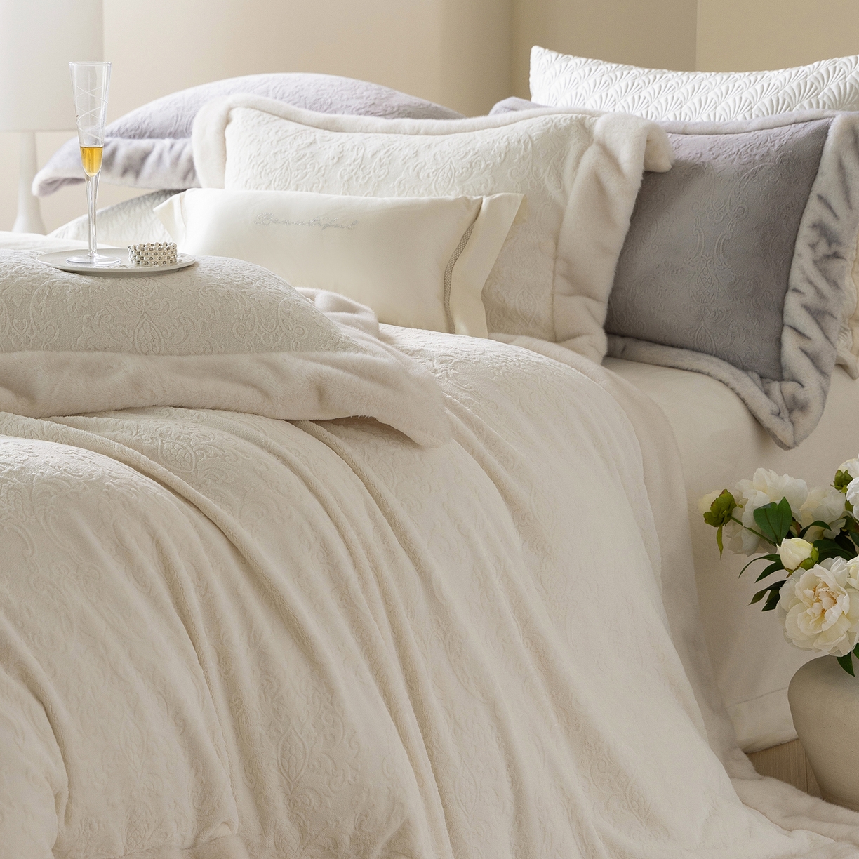 91家纺网 家纺一手货源 找家纺 佳汐蓝家纺 2025新款奶芙绒浮雕工艺四件套-雪春北集 控价：券后不低于458 雪春北集-白色