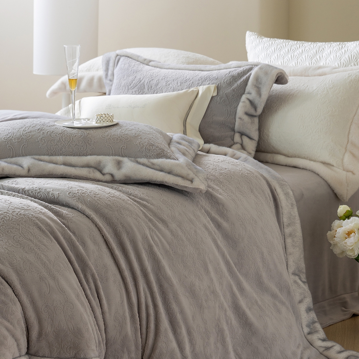 91家纺网 家纺一手货源 找家纺 佳汐蓝家纺 2025新款奶芙绒浮雕工艺四件套-雪春北集 控价：券后不低于458 雪春北集-灰色