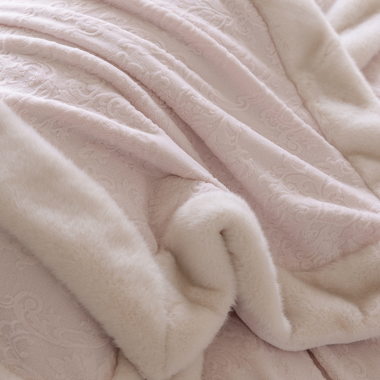 91家纺网 家纺一手货源 找家纺 佳汐蓝家纺 2025新款奶芙绒浮雕工艺四件套-雪春北集 控价：券后不低于458 雪春北集-粉色