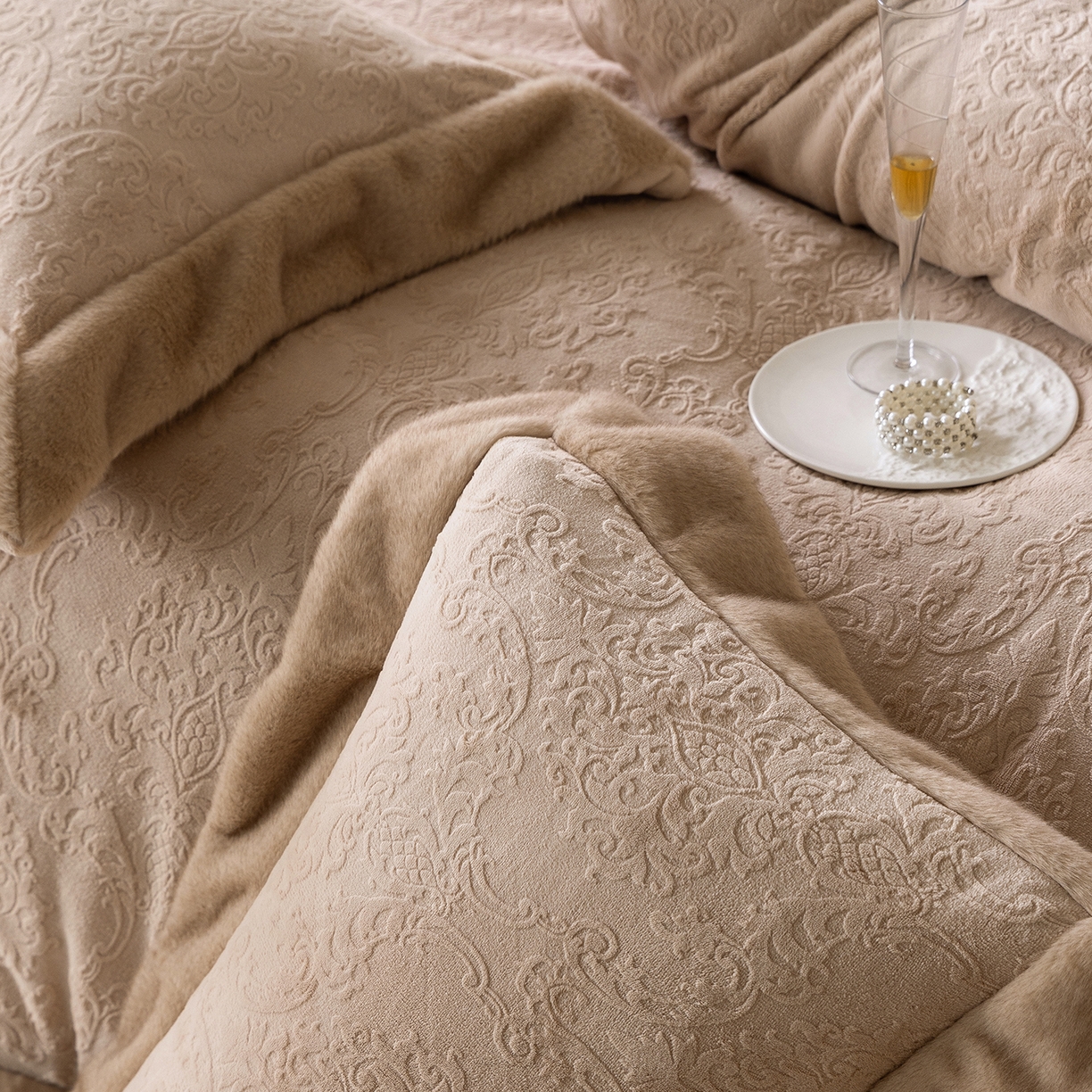 91家纺网 家纺一手货源 找家纺 佳汐蓝家纺 2025新款奶芙绒浮雕工艺四件套-雪春北集 控价：券后不低于458 雪春北集-咖色