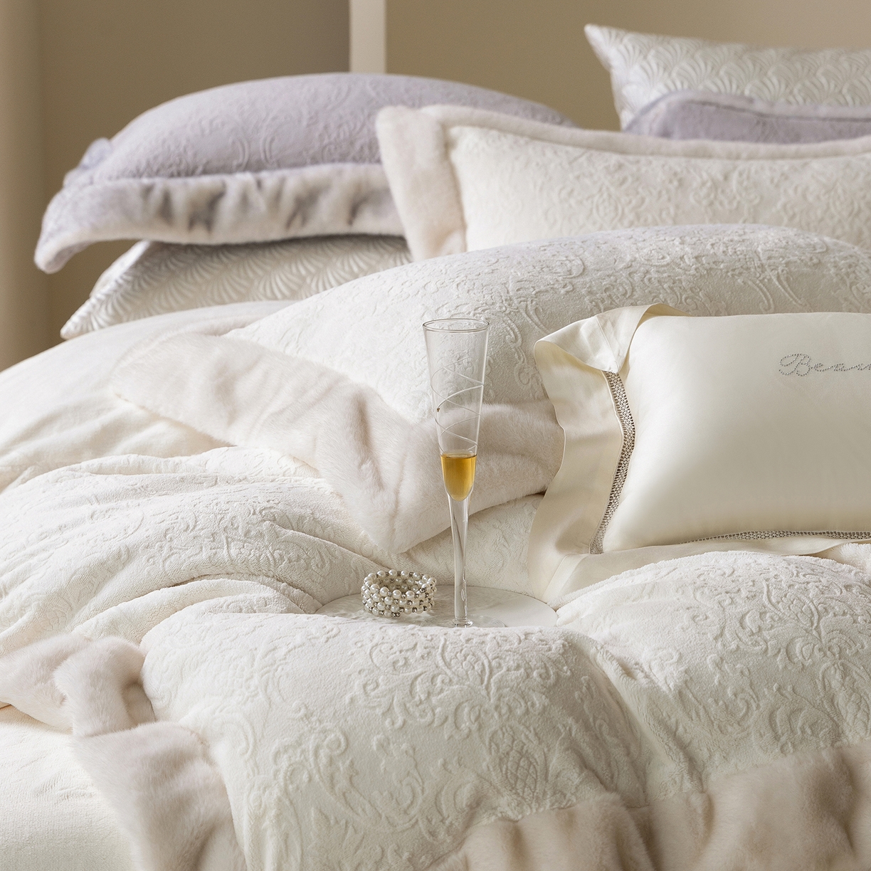 91家纺网 家纺一手货源 找家纺 佳汐蓝家纺 2025新款奶芙绒浮雕工艺四件套-雪春北集 控价：券后不低于458 雪春北集-白色