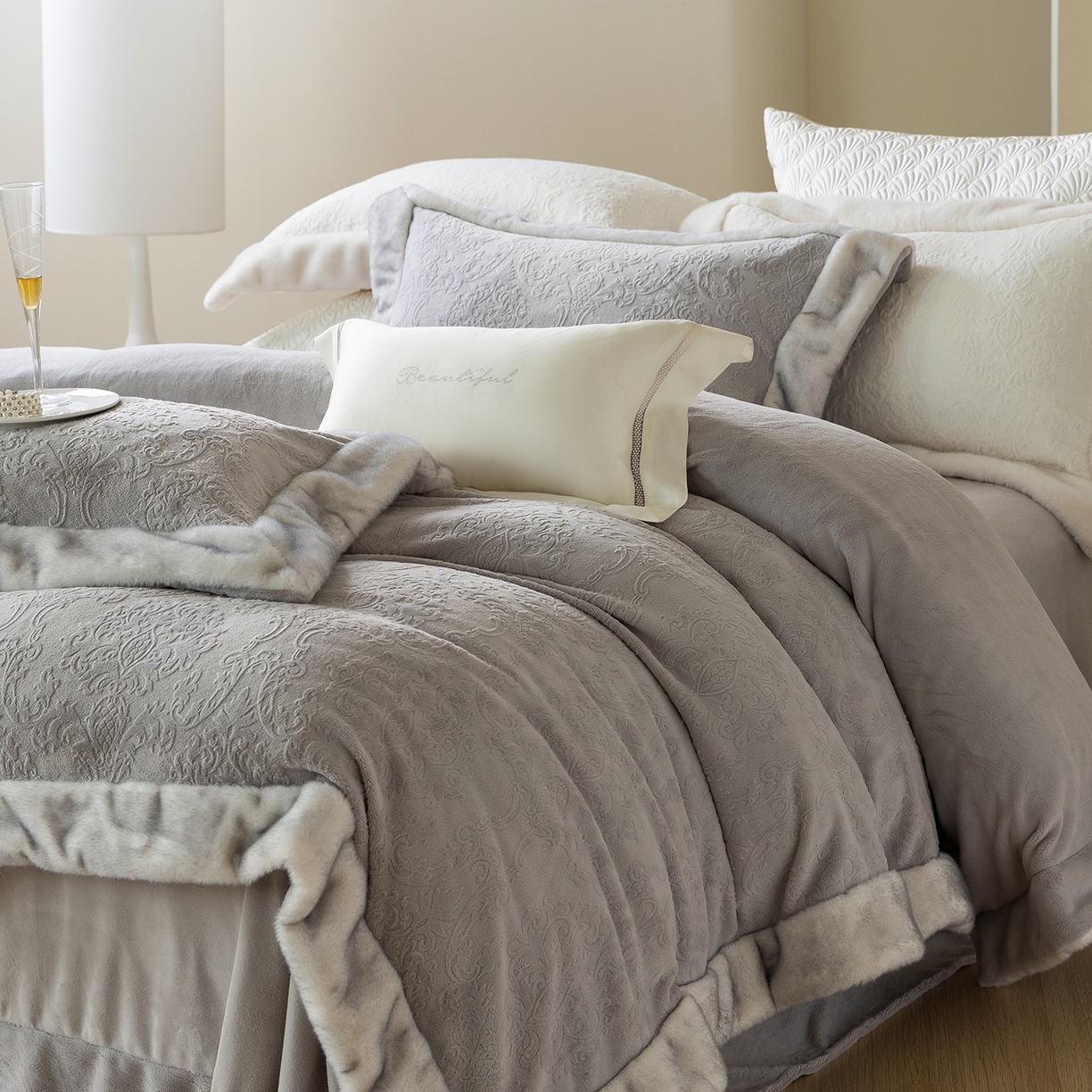 91家纺网 家纺一手货源 找家纺 佳汐蓝家纺 2025新款奶芙绒浮雕工艺四件套-雪春北集 控价：券后不低于458 雪春北集-灰色