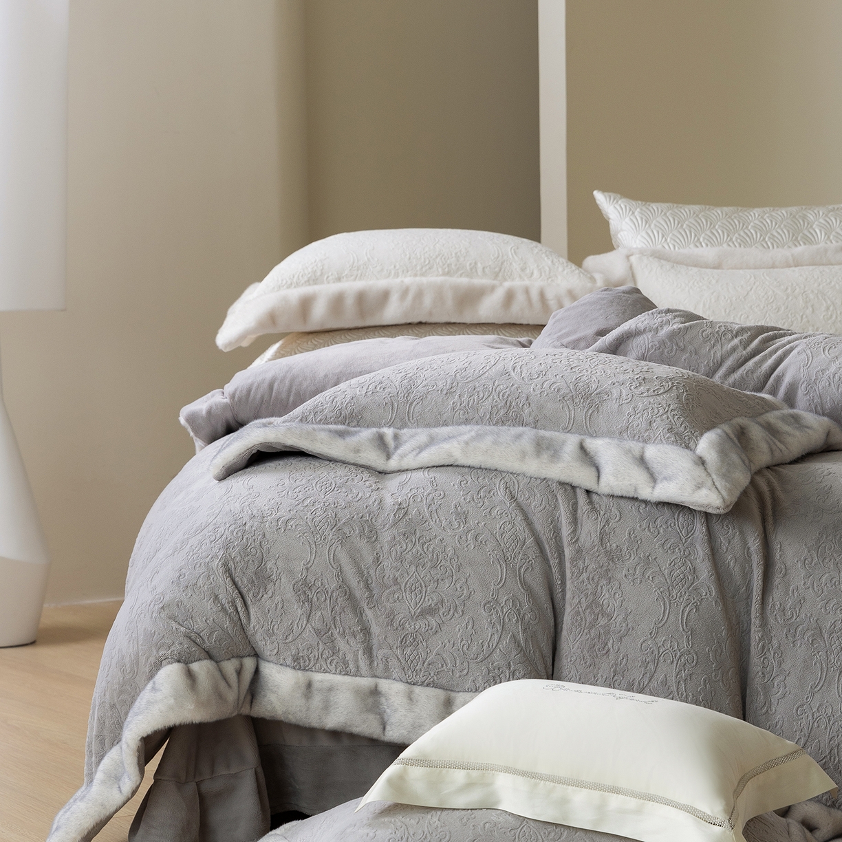 91家纺网 家纺一手货源 找家纺 佳汐蓝家纺 2025新款奶芙绒浮雕工艺四件套-雪春北集 控价：券后不低于458 雪春北集-灰色