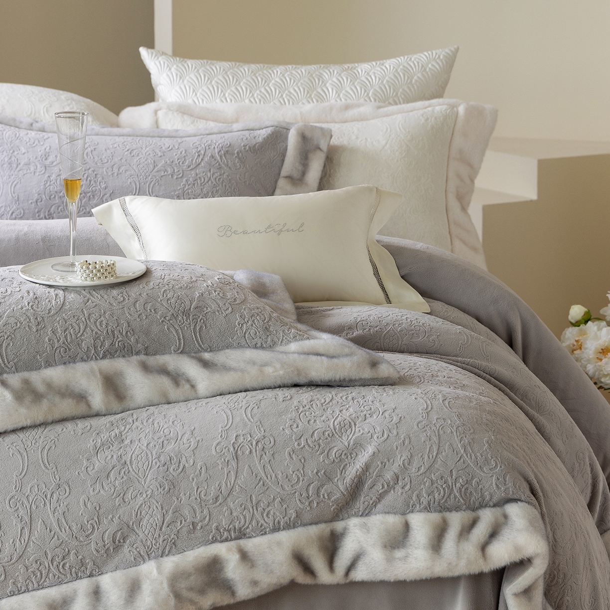 91家纺网 家纺一手货源 找家纺 佳汐蓝家纺 2025新款奶芙绒浮雕工艺四件套-雪春北集 控价：券后不低于458 雪春北集-灰色