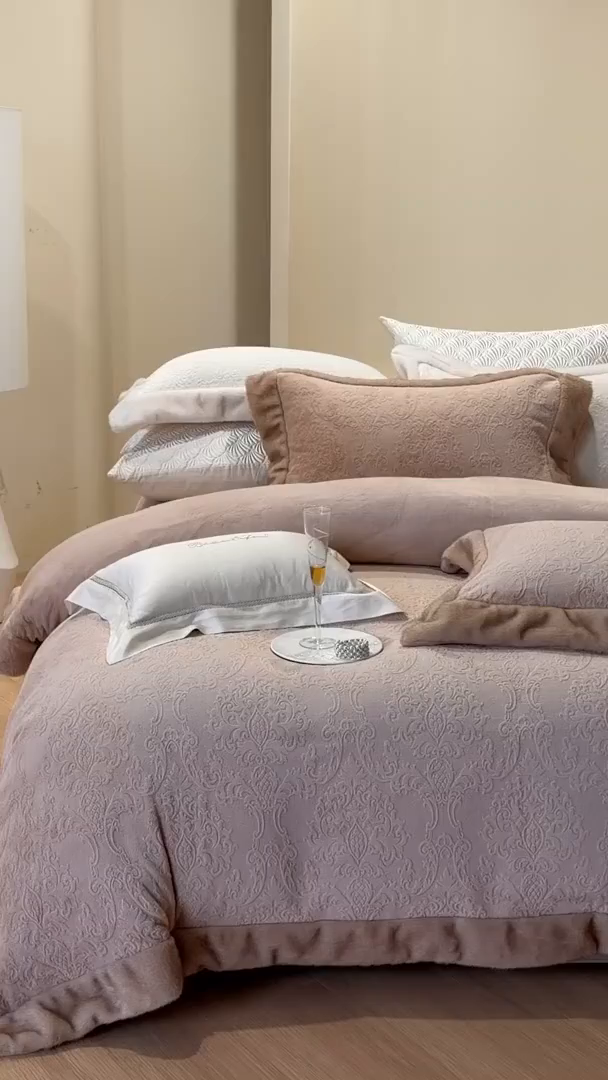 91家纺网 家纺一手货源 找家纺 佳汐蓝家纺 2025新款奶芙绒浮雕工艺四件套-雪春北集 控价：券后不低于458 雪春北集-咖色