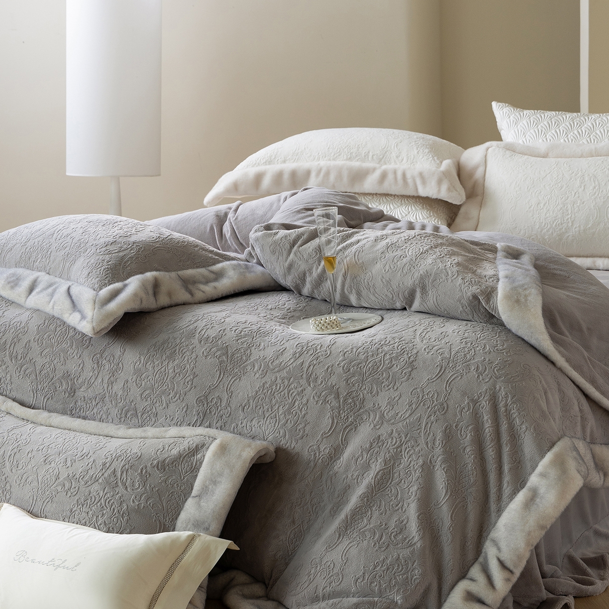 91家纺网 家纺一手货源 找家纺 佳汐蓝家纺 2025新款奶芙绒浮雕工艺四件套-雪春北集 控价：券后不低于458 雪春北集-灰色