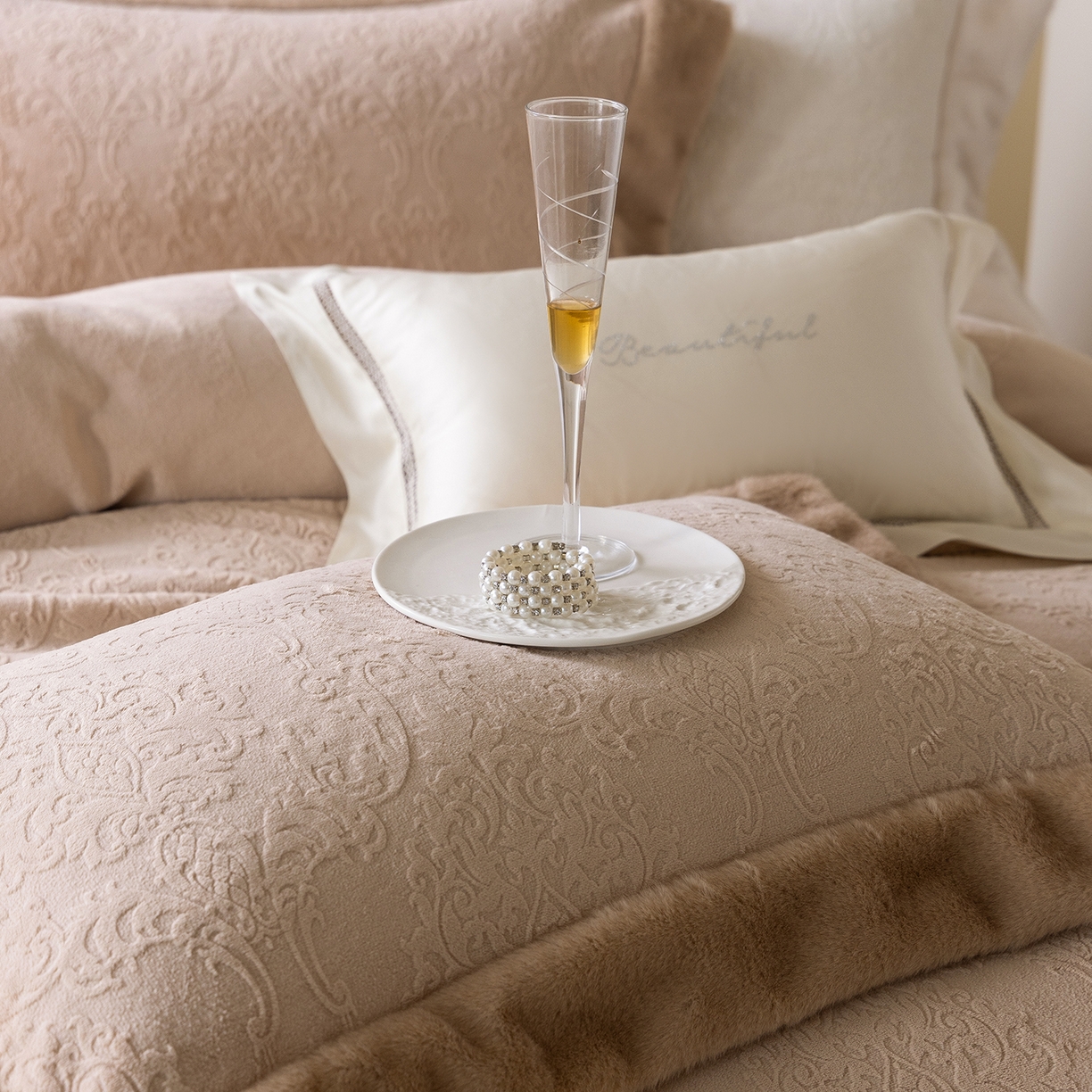 91家纺网 家纺一手货源 找家纺 佳汐蓝家纺 2025新款奶芙绒浮雕工艺四件套-雪春北集 控价：券后不低于458 雪春北集-咖色