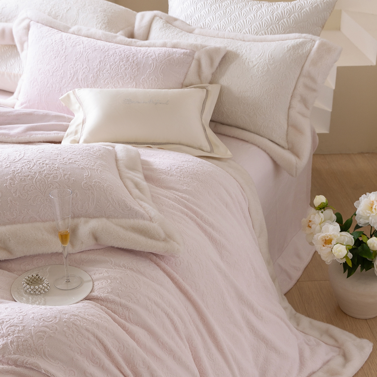 91家纺网 家纺一手货源 找家纺 佳汐蓝家纺 2025新款奶芙绒浮雕工艺四件套-雪春北集 控价：券后不低于458 雪春北集-粉色