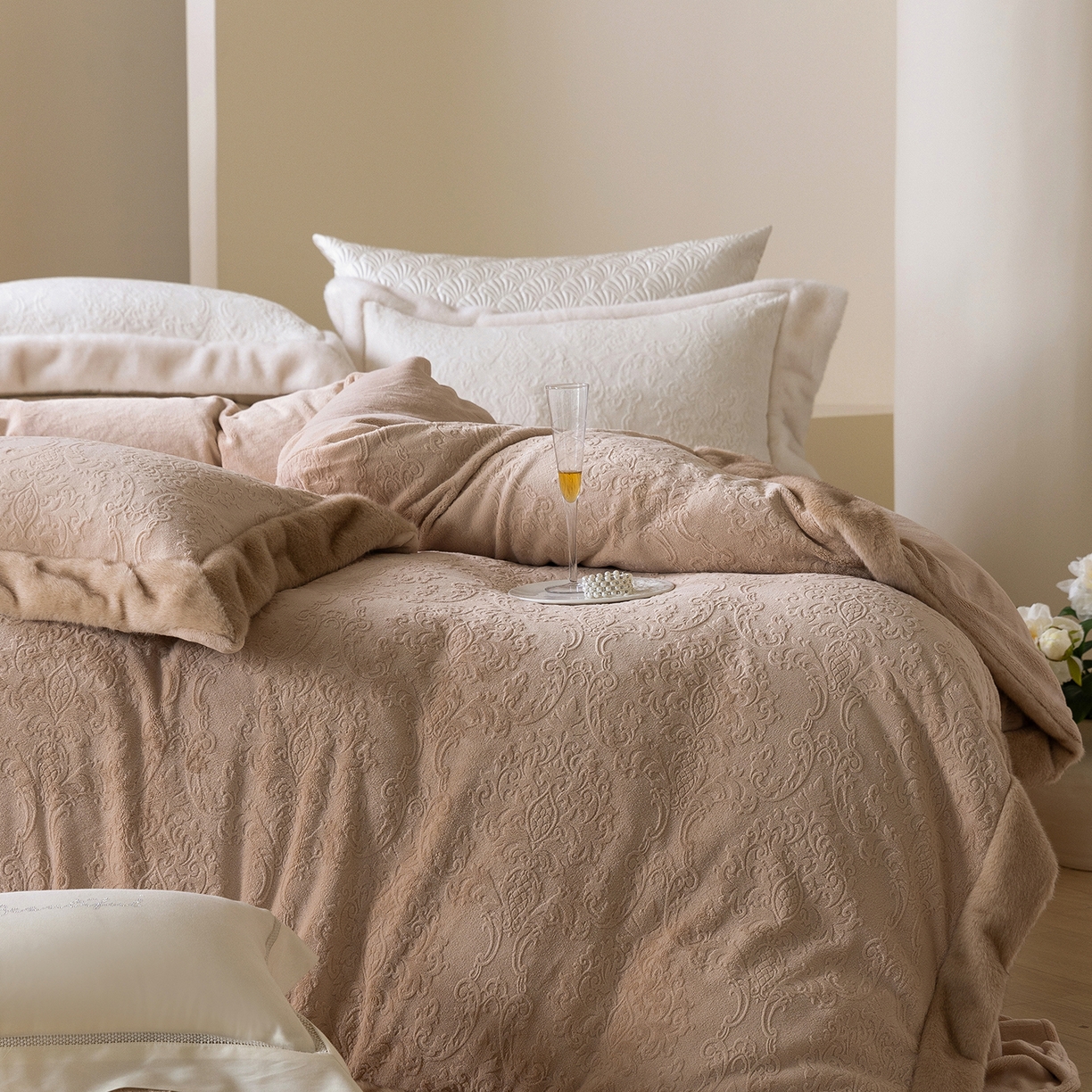 91家纺网 家纺一手货源 找家纺 佳汐蓝家纺 2025新款奶芙绒浮雕工艺四件套-雪春北集 控价：券后不低于458 雪春北集-咖色