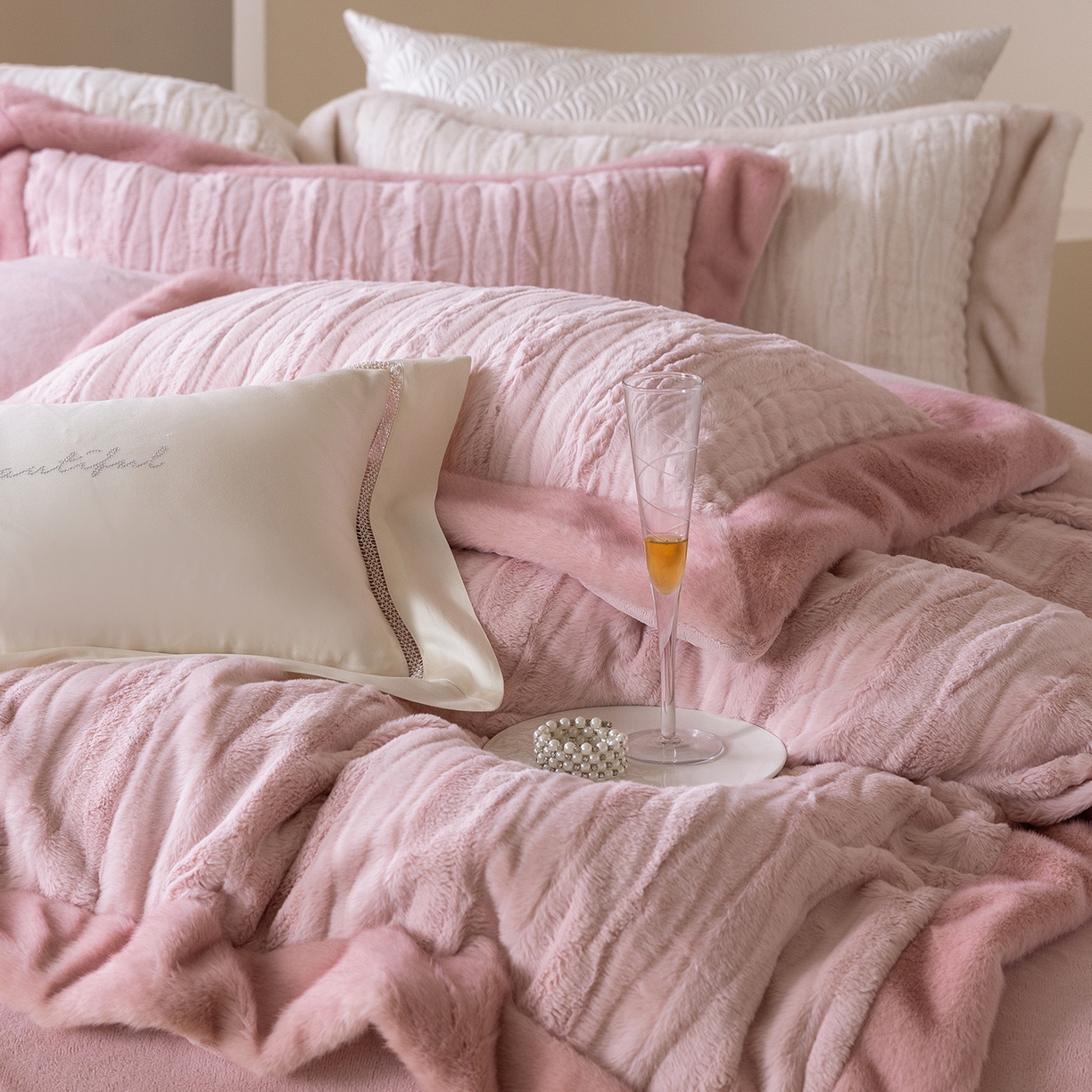 91家纺网 家纺一手货源 找家纺 （总）佳汐蓝家纺 2025新款压花牛奶绒四件套-璀璨人生 控价：券后不低于438