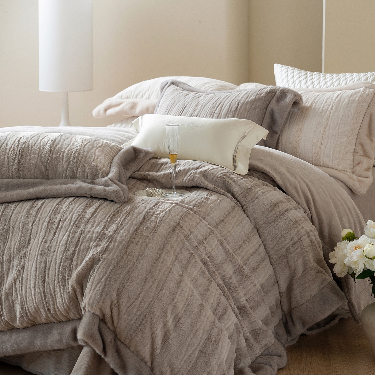 91家纺网 家纺一手货源 找家纺 佳汐蓝家纺 2025新款压花牛奶绒四件套-璀璨人生 控价：券后不低于438 璀璨人生-咖色