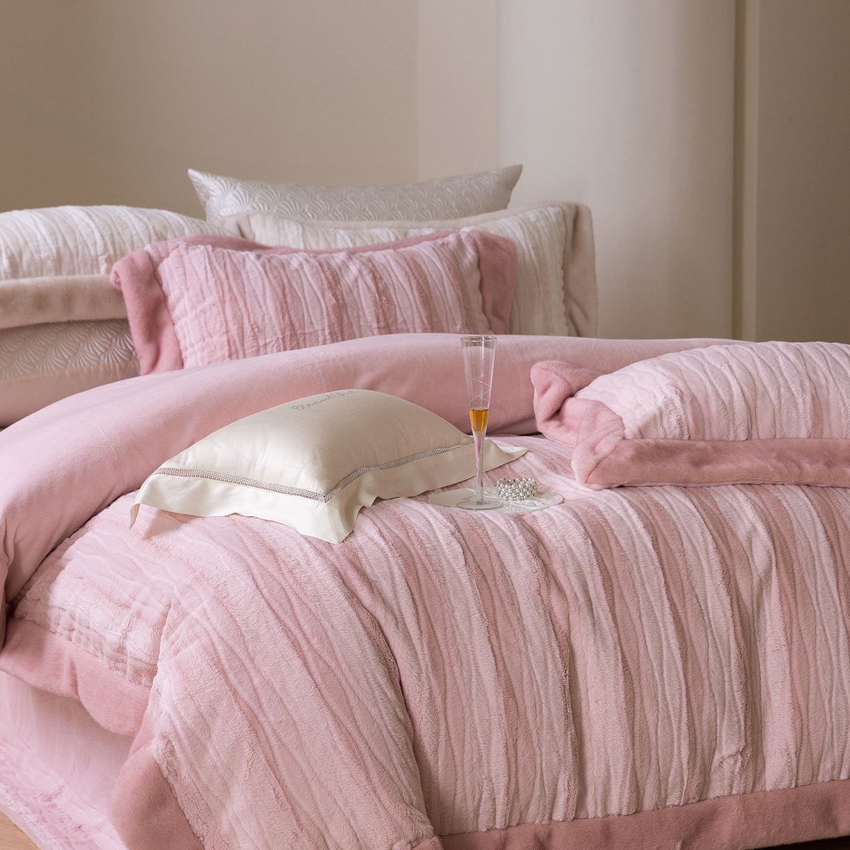 91家纺网 家纺一手货源 找家纺 （总）佳汐蓝家纺 2025新款压花牛奶绒四件套-璀璨人生 控价：券后不低于438