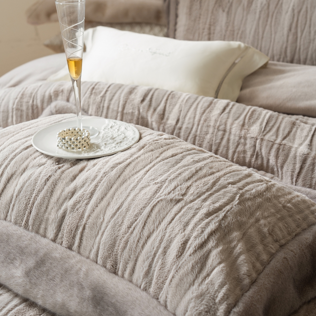 91家纺网 家纺一手货源 找家纺 佳汐蓝家纺 2025新款压花牛奶绒四件套-璀璨人生 控价：券后不低于438 璀璨人生-咖色