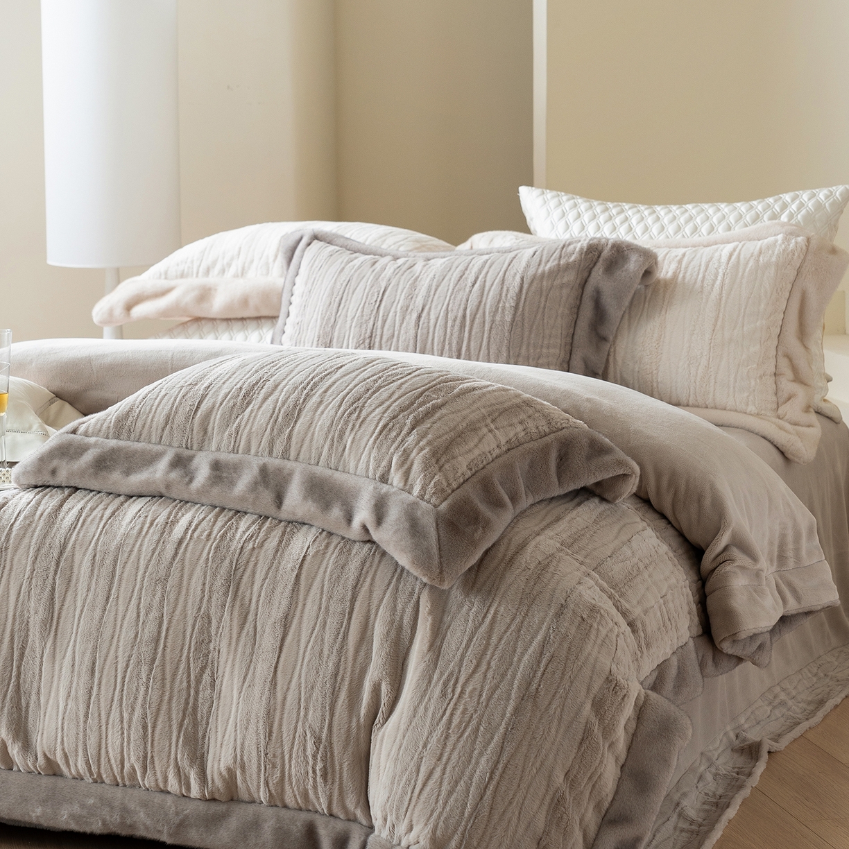 91家纺网 家纺一手货源 找家纺 佳汐蓝家纺 2025新款压花牛奶绒四件套-璀璨人生 控价：券后不低于438 璀璨人生-咖色