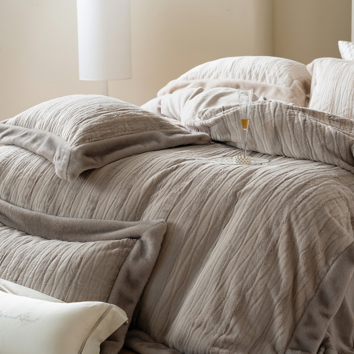 91家纺网 家纺一手货源 找家纺 佳汐蓝家纺 2025新款压花牛奶绒四件套-璀璨人生 控价：券后不低于438 璀璨人生-咖色