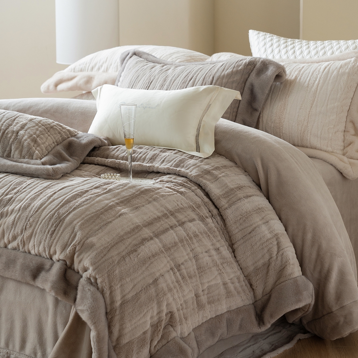 91家纺网 家纺一手货源 找家纺 佳汐蓝家纺 2025新款压花牛奶绒四件套-璀璨人生 控价：券后不低于438 璀璨人生-咖色